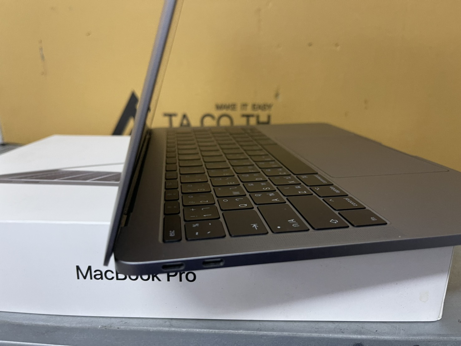 MacBook Pro (13-inch 2017 Two Thunderbolt 3 ports)