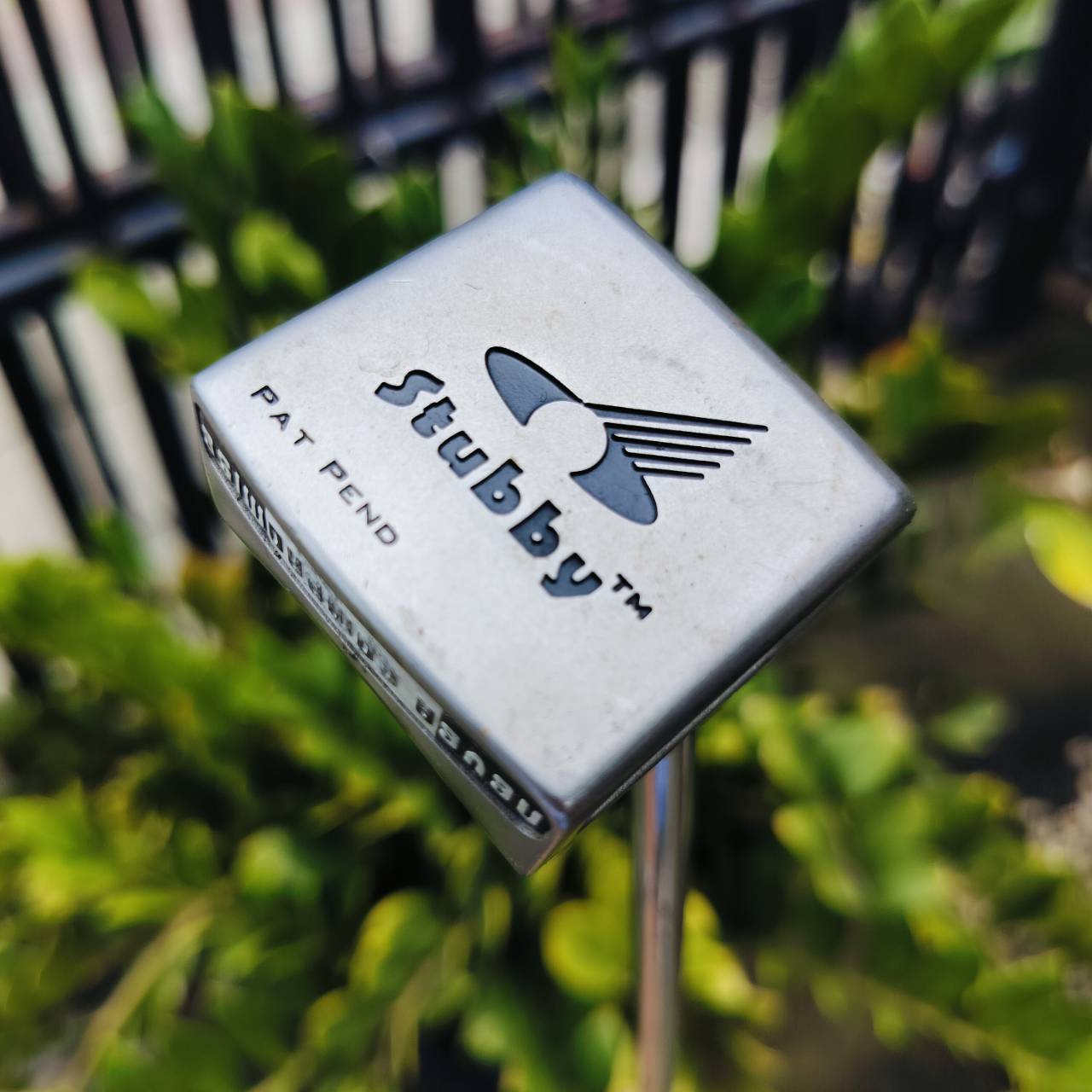 Never Compromise STUBBY Putter ความยาว 34 นิ้ว เป็นตัวเร่งพลังพัตต์ ที่จะเข้าปะทะตรงจุดศูนย์กลางของพัตเตอร์ ออกแบบอย่างดีเยี่ยมสูงสุด ไม้กอล์ฟพรีเมี่ยมญี่ปุ่นมือสอง ของแท้ By NakaraLuxurious