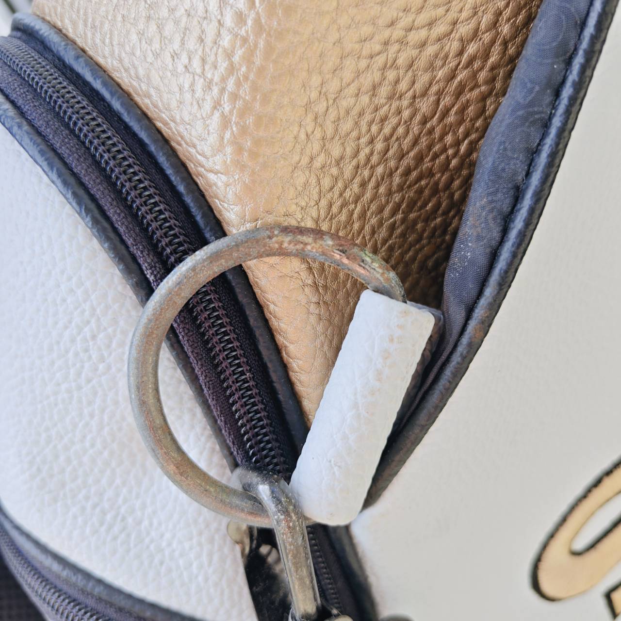 ถุงกอล์ฟ สิงห์ มือสองของแท้ เป็นถุง TOUR รุ่นนี้ สีขาวสวยมาก