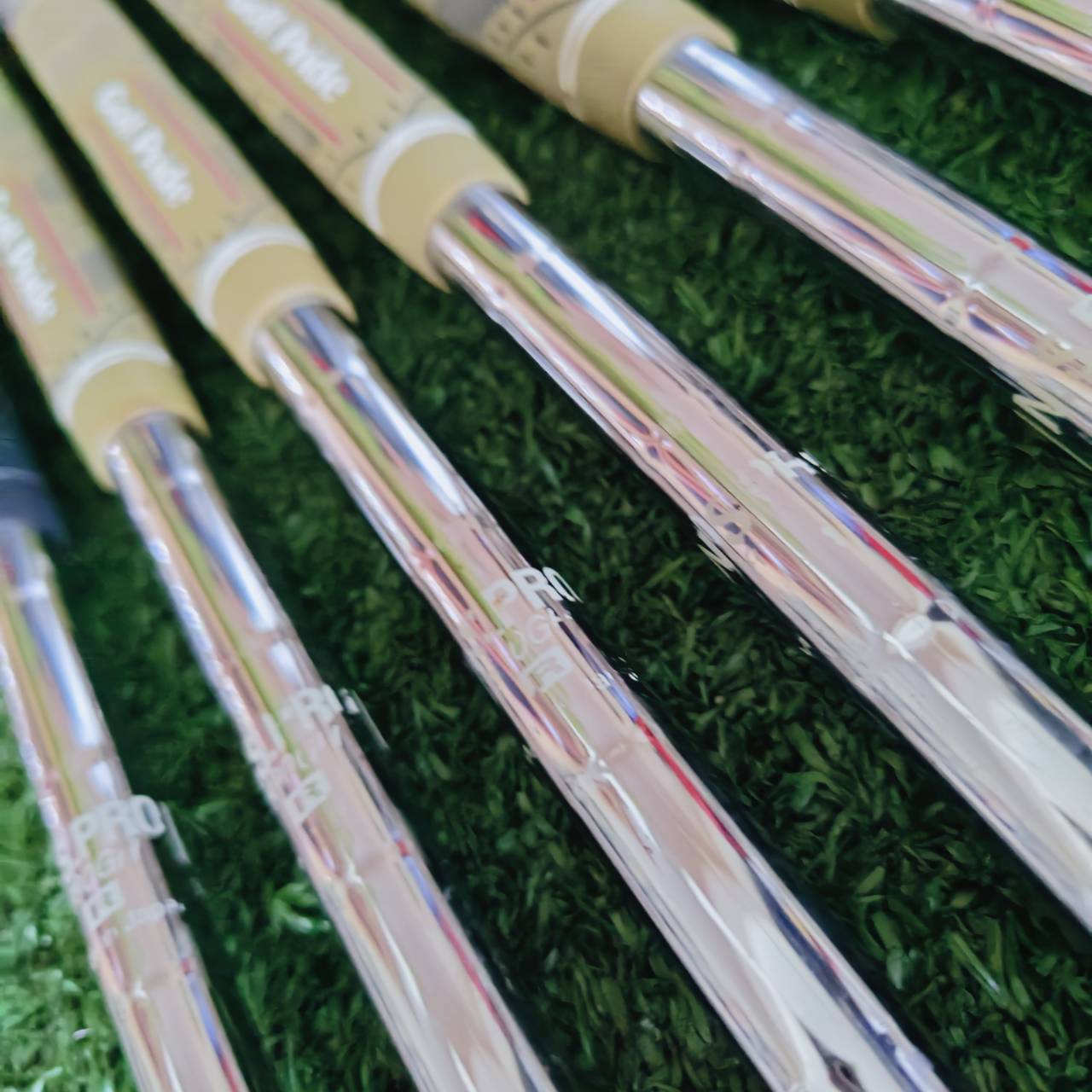 ชุดเหล็ก TSURUYA ONESIDER SE ตีง่ายและไกล เนื่องจากมีดีไซน์ ใบใหญ่ หน้าเด้ง และองศาโกง