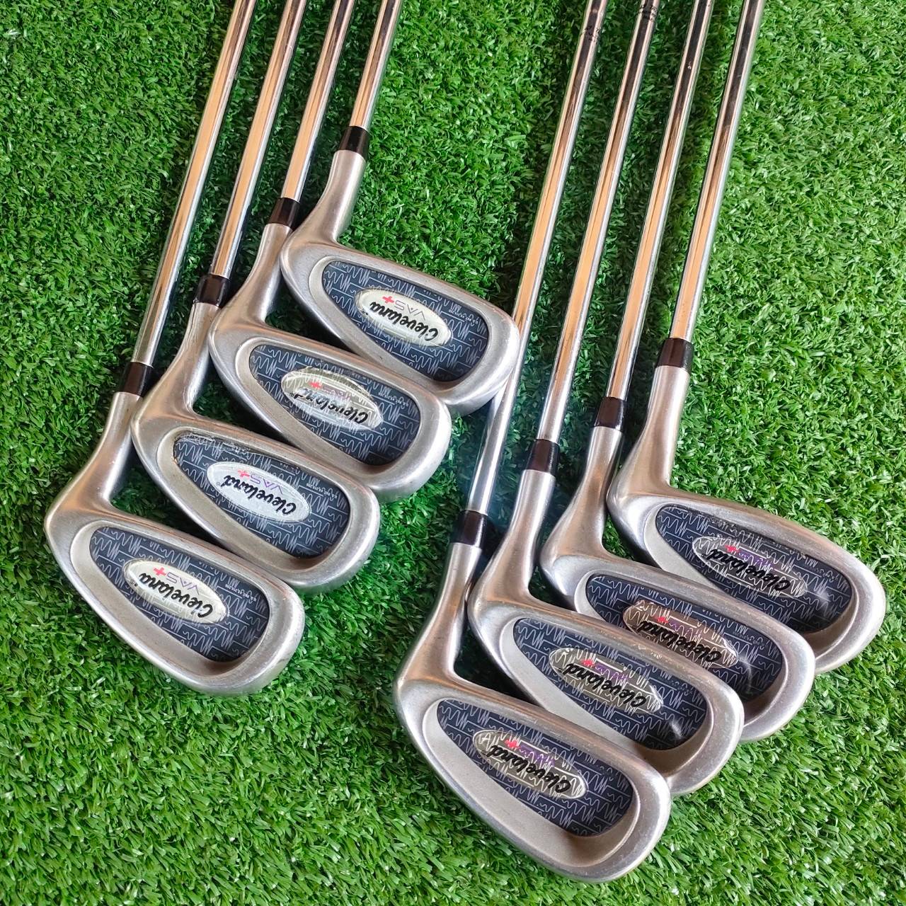 ชุดเหล็ก CLEVELAND VAS+ มีเหล็ก 4-9 เเละ PW SW ก้าน CLEVLAND FLEX MEDIUM ประมาณ FLEX SR สติ๊กเกอร์ที่ก้านครบ สวยเดิมๆทั้งชุดเลยค่ะ ไม้กอล์ฟพรีเมี่ยมมือสอง ของแท้ By NakaraLuxurious