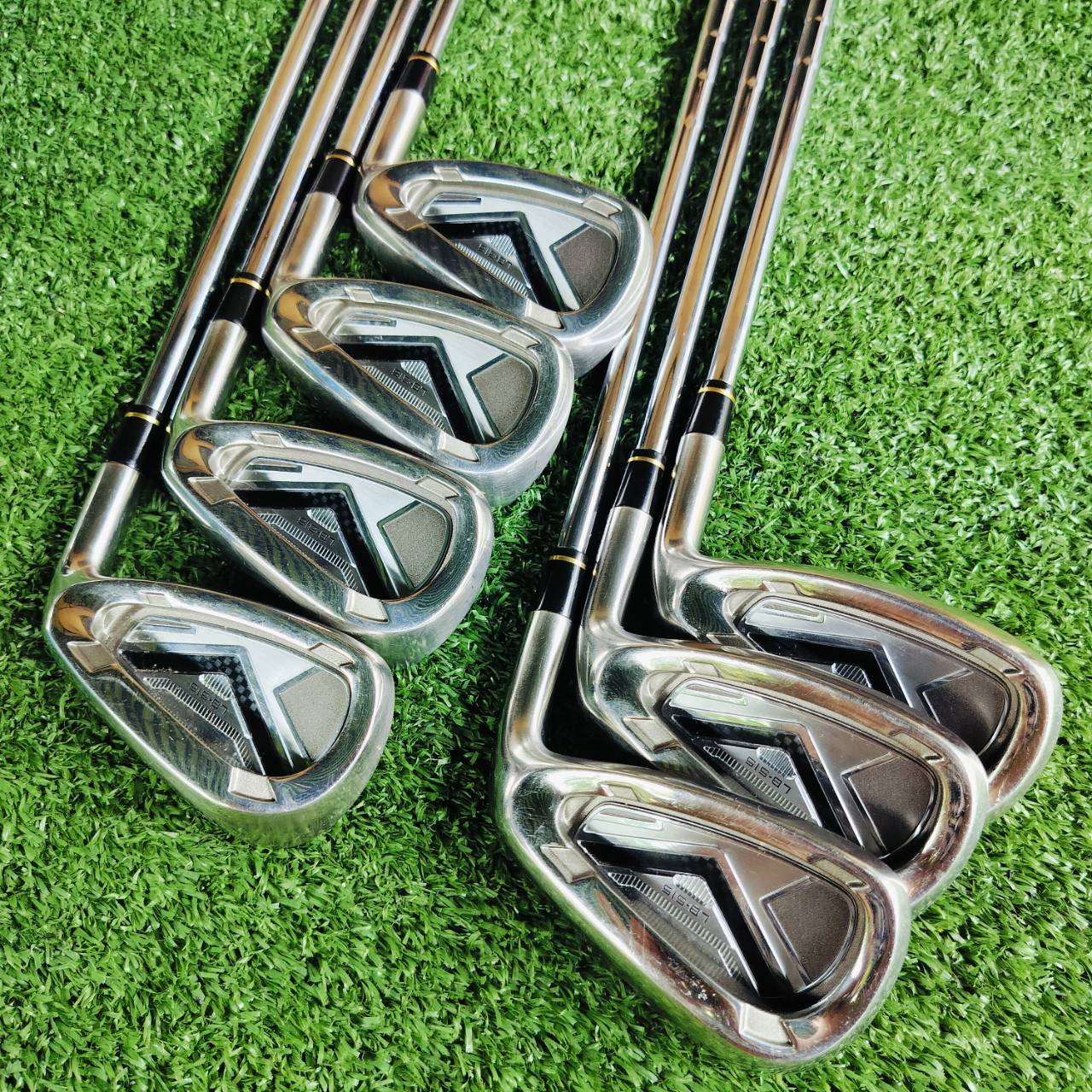 ชุดเหล็กหน้าเด้ง HONMA LB515 ก้านเหล็กเบาแค่ 85 กรัม พรีเมี่ยม ทำให้เร่งสปีดได้เร็วขึ้น โดยที่ยังคง ความแม่นยำของก้านเหล็กอยู่ บวกกับหน้าสัมผัสพิเศษสุดเด้ง!!! แผ่นไทเทเนี่ยมอีกชั้นที่หน้าไม้ ไม้กอล์ฟพรีเมี่ยมมือสองญี่ปุ่น ของแท้ By NakaraLuxurious