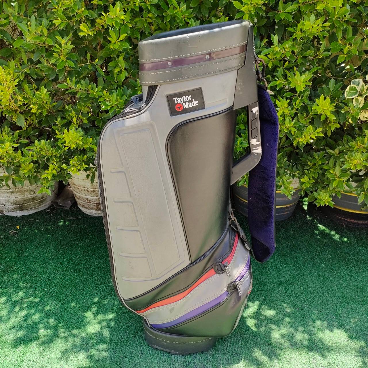 ถุงกอล์ฟ TAYLORMADE มือสอง ** ตัวดึงชิฟ หัก มีรูปให้ชมค่ะ ** หนังสวย วัสดุดี หัวซิปหาเปลี่ยนได้ ดีไซน์ได้สวยมาก!! มือสอง ของแท้ BY NakaraLuxurious