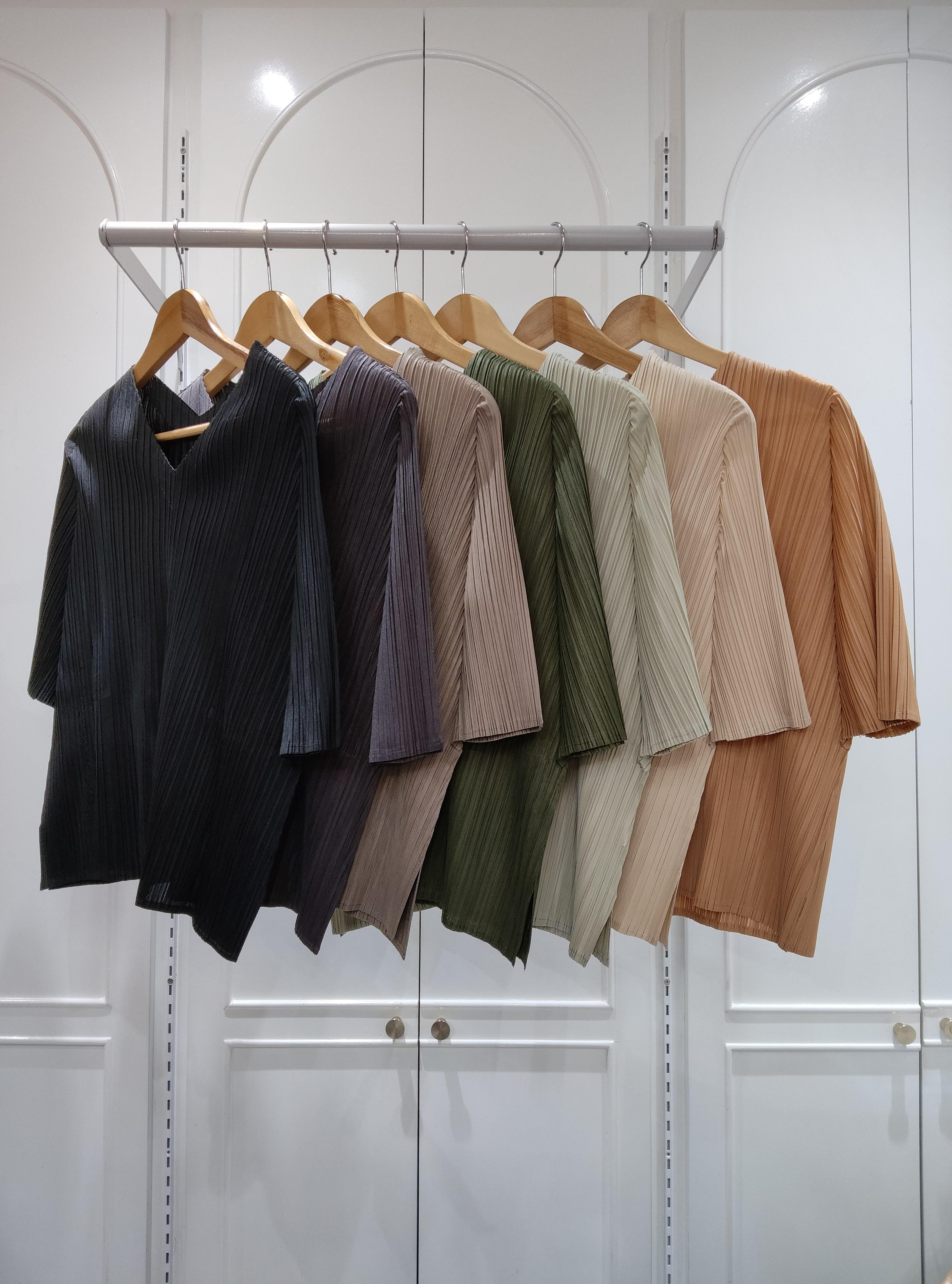 อกถึง42! 2MUAY GM8820 เสื้ออัดพลีทคอวีแขนสั้น ผ่าชายข้าง V NECK SHORT SLEEVE PLEATED TOP 15 สี FREE SIZE