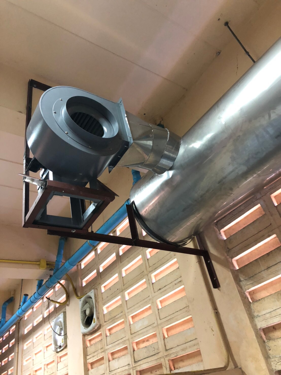 ปล่องดูดควันในโรงอาหาร รร.ฤทธิยะวรรณาลัย(ดอนเมือง)