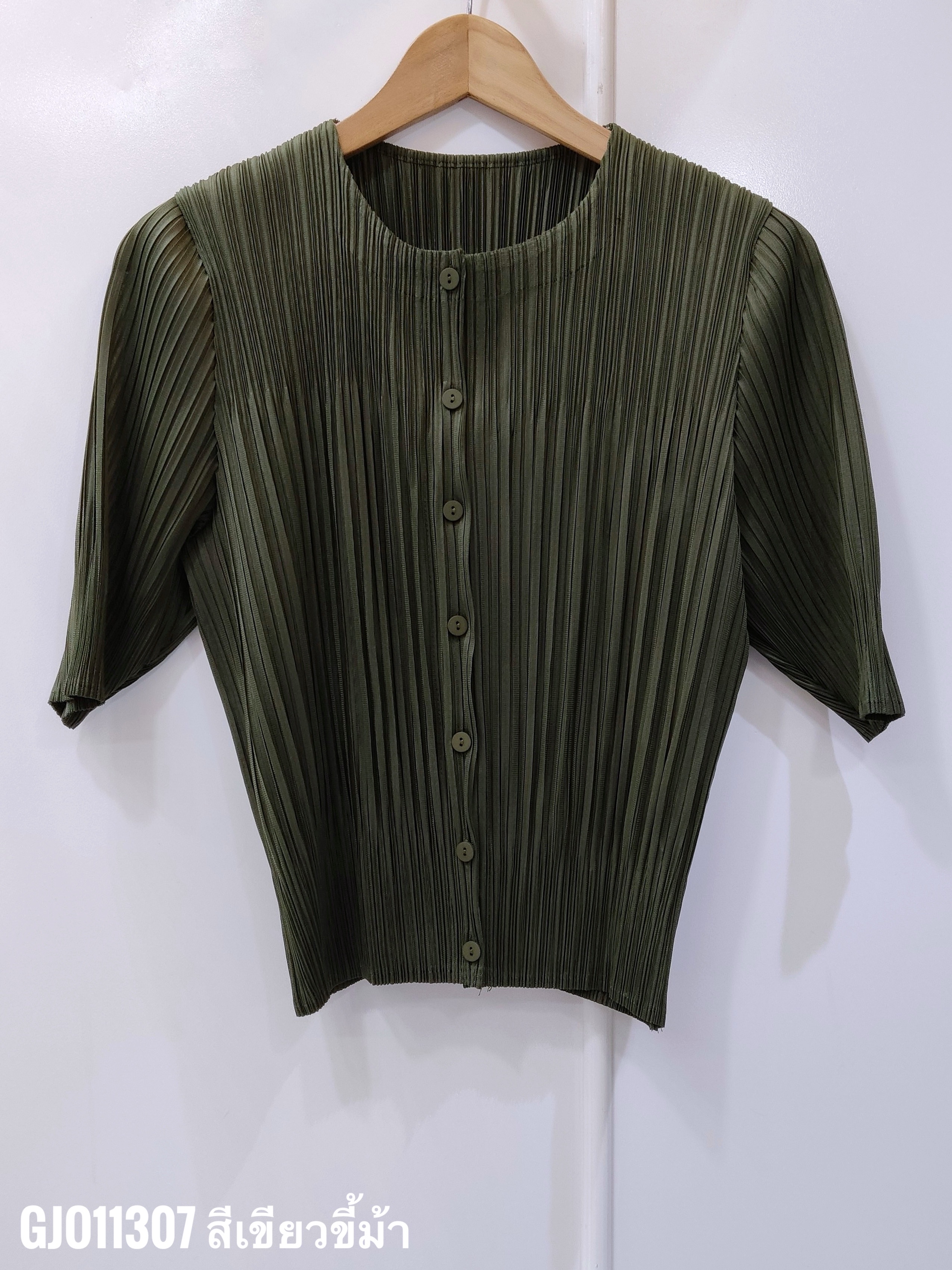 2MUAY รุ่น GJO11307 เสื้ออัดพลีท ROUND NECK BUTTON FRONT PLEATED TOP