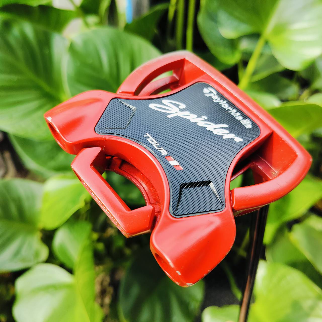 PUTTER TAYLORMADE SPIDER ความยาว 33 นิ้ว COVER แท้เดิม ชดเชยความผิดพลาดสูงสุด ออกแบบดีมาก สามารถไขปรับหมุดถ่วงน้ำหนักได้อีกด้วย หน้าสัมผัส PURE ROLL สุดยอดเกาะไลน์ ไม้กอล์ฟพรีเมี่ยมมือสอง ของแท้ By NakaraLuxurious