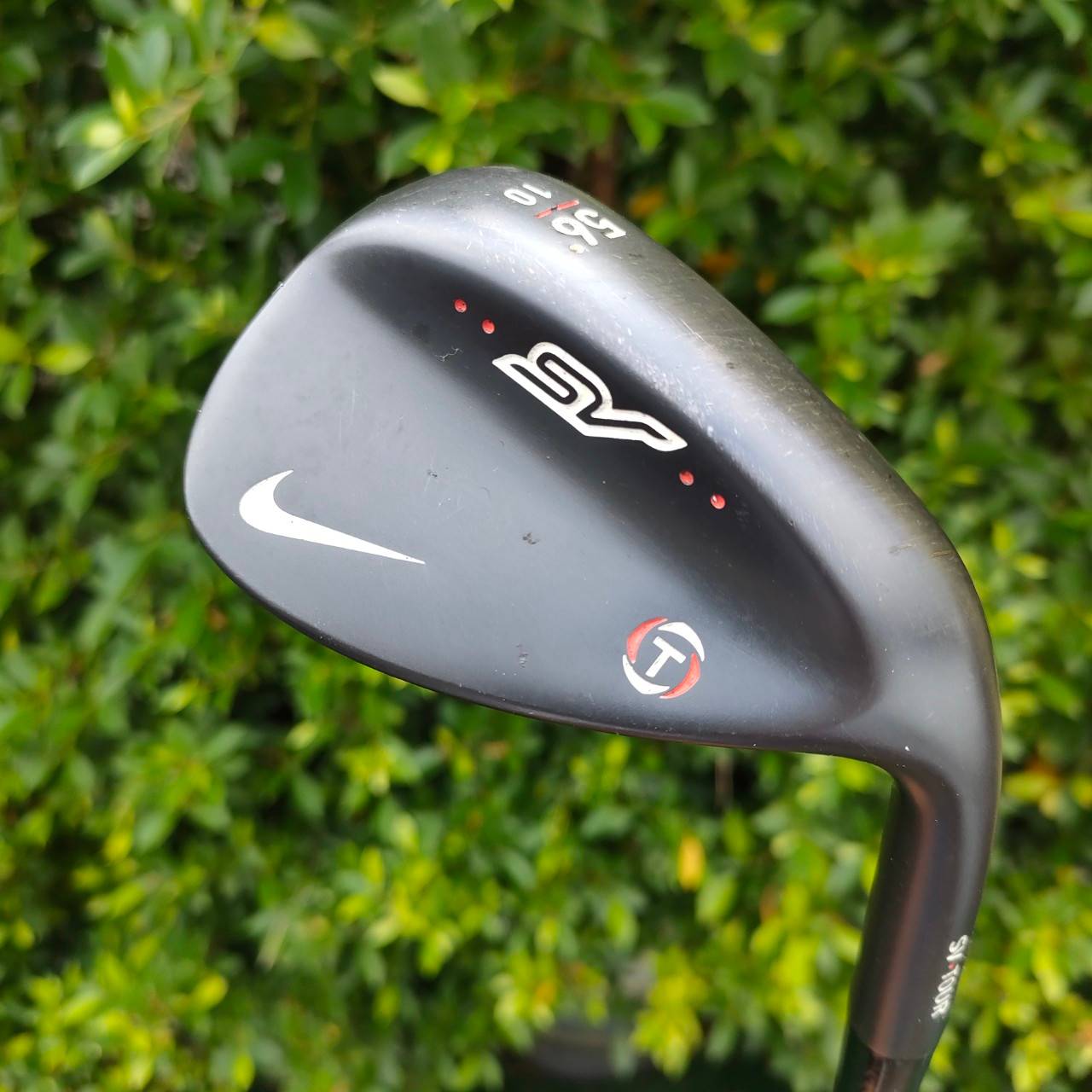 WEDGE NIKE SV TOUR องศา 56 เบาท์ 10 รุ่น T ก้าน DYNAMIC GOLD S400 รมดำสวยมาก!! น้ำหนักดี และก้านเหมาะกับ WEDGE โดยตรง!! ไม้กอล์ฟมือสอง ของแท้ BY NakaraLuxurious