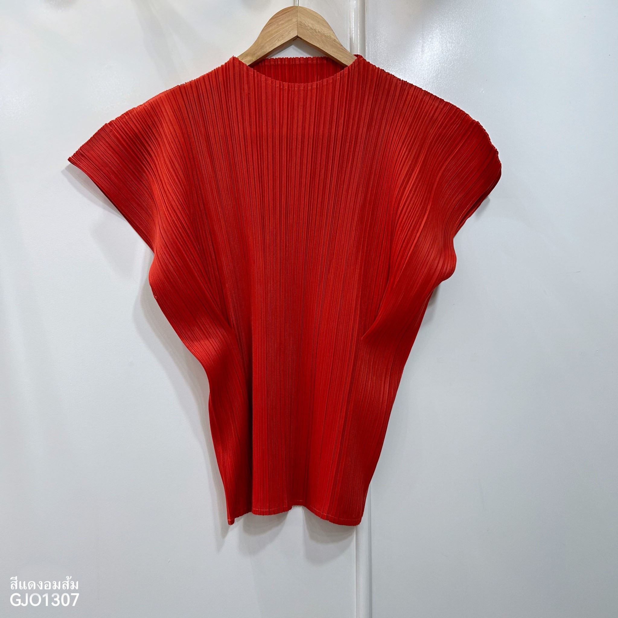 ปรับราคาลง20%!! 2MUAY รุ่น GJO1307 เสื้อพลีทคุณภาพ SHORT SLEEVE HIGH NECK PLEATED TOP สีแดงอมส้ม FREE SIZE