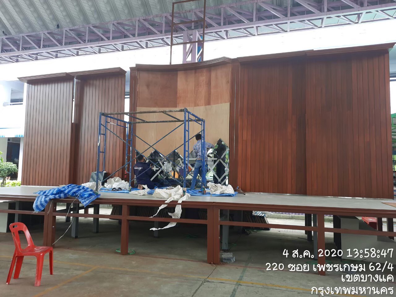 ราชวินิตประถม(บางแค)ทำเวที,ประตู,ที่นั่ง,สนามเด็กเล่น