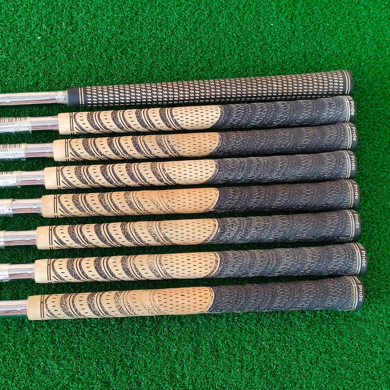 **ไม้กอล์ฟมือซ้าย** ชุดเหล็ก SRIXON I-506 มีเหล็ก3-9 เเละ PW **เหล็ก 3 จะเป็นก้าน DYNAMIC GOLD S300 ** 4 - PW จะใส่ก้าน CALLAWAY N.S.PRO 950 GH FLEX R น้ำหนักเบา 95 กรัม เท่านั้น เหล็ก FORGED พรีเมี่ยมญี่ปุ่น