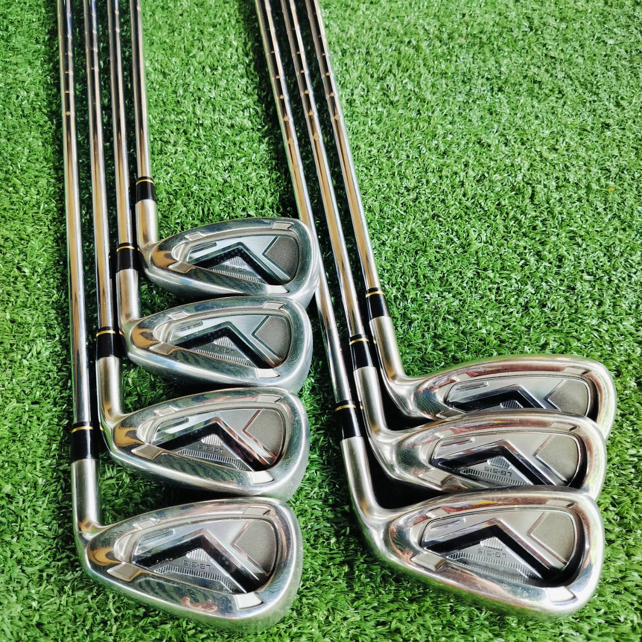 ชุดเหล็กหน้าเด้ง HONMA LB515 ก้านเหล็กเบาแค่ 85 กรัม พรีเมี่ยม ทำให้เร่งสปีดได้เร็วขึ้น โดยที่ยังคง ความแม่นยำของก้านเหล็กอยู่ บวกกับหน้าสัมผัสพิเศษสุดเด้ง!!! แผ่นไทเทเนี่ยมอีกชั้นที่หน้าไม้ ไม้กอล์ฟพรีเมี่ยมมือสองญี่ปุ่น ของแท้ By NakaraLuxurious