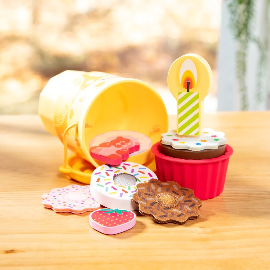 ของเล่นทำเค้ก คุ๊กกี้ คัพเค้ก มีเวลโคร่ 12ชิ้น Melissa & Doug Play to Go Cake & Cookies Play Set