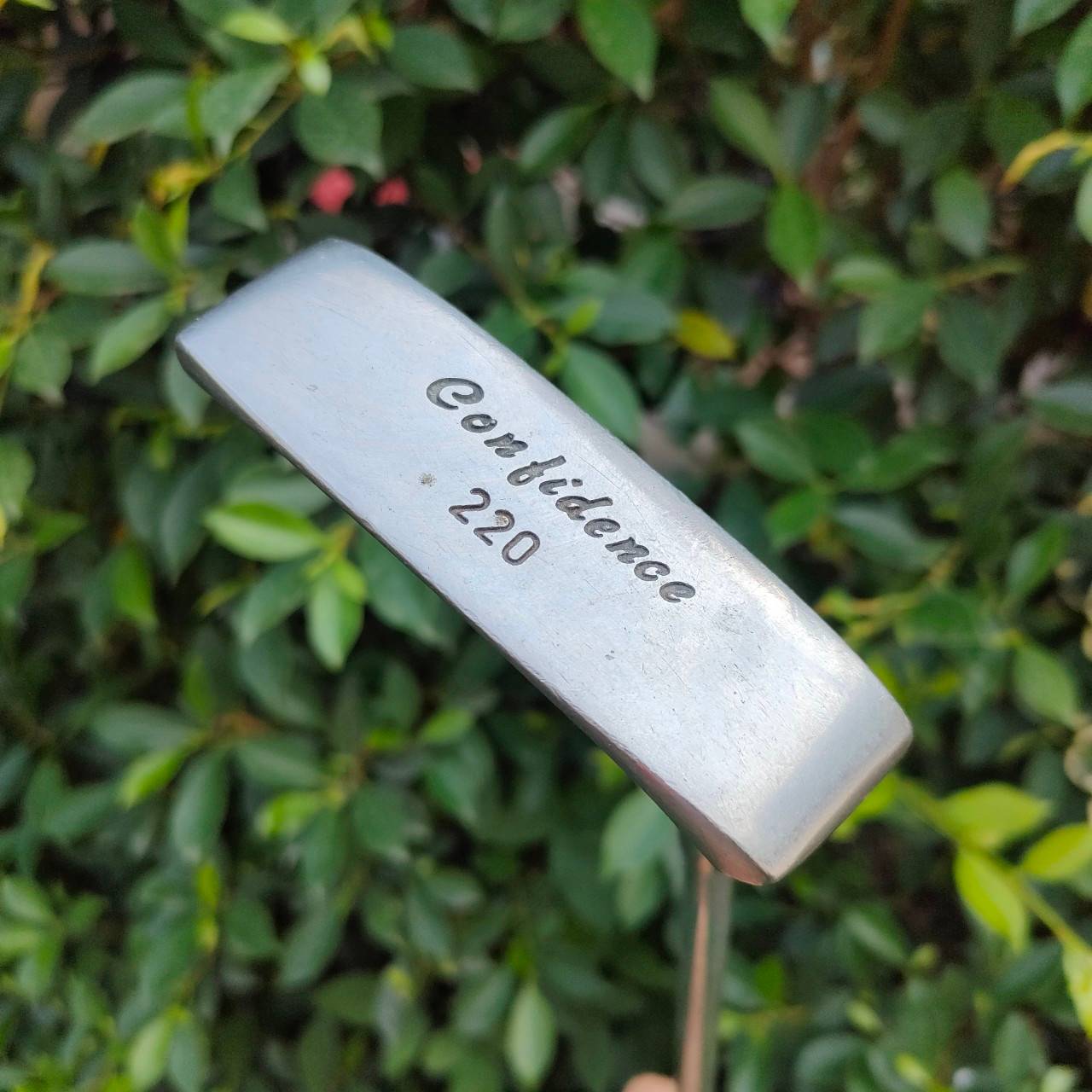 PUTTER CONTIDENCE 220 ความยาว 35 นิ้ว รูปทรงเป็นเอกลักษณ์ พัตต์ง่าย ตัวเล็งสวย