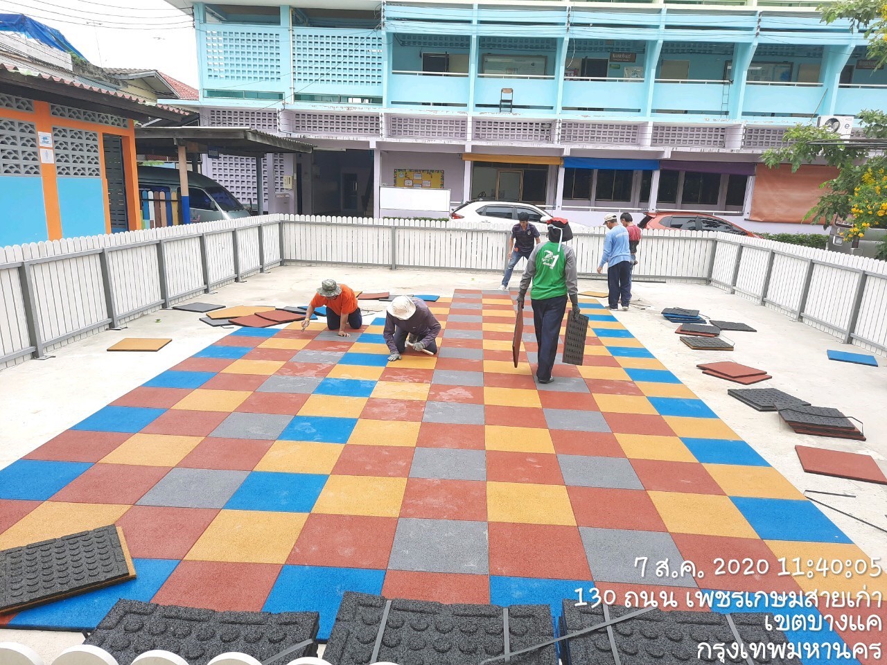 ราชวินิตประถม(บางแค)ทำเวที,ประตู,ที่นั่ง,สนามเด็กเล่น