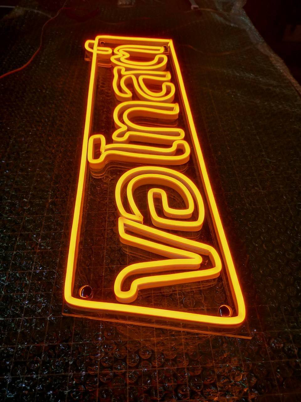 ป้ายไฟนีออนดัด LED แสงสีเหลือง - ขอโทสต์