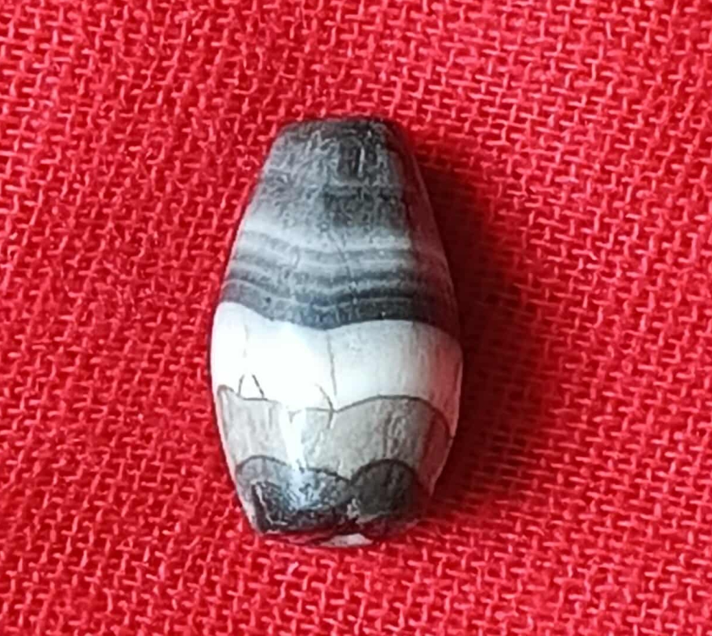 โปรไฟลุก🔥 ลูกปัดโบราณ ยุคทวารวดี ชวาสังคโลก ทรงขี้จิ้งจก (ขายแล้ว)