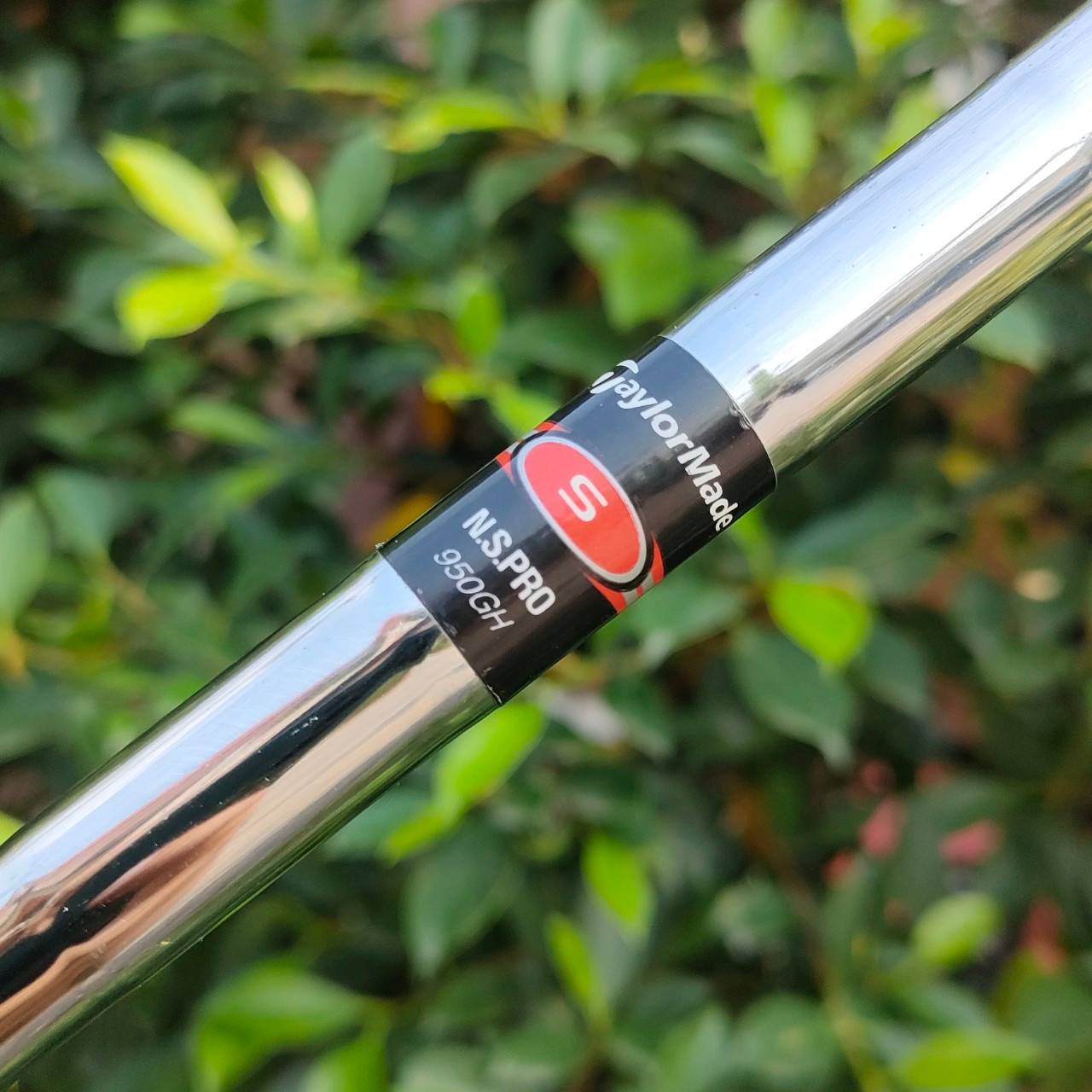 ชุดเหล็ก TAYLORMADE r7 FORGED มีเหล็ก 4-9 เเละ PW ก้าน N.S.PRO 950 GH FLEX S รุ่นนี้สุดยอดของสุดยอดครับ เพราะเป็นเหล็ก FORGED คุณภาพ ระดับสูงของแบรนด์ Taylormade ออกแบบให้ตีง่าย ใบ Cavity ใหญ่ ซึ่งใช้วัสดุเยอะมาก แพงมาก หายาก และจะทำให้ตีทั้งนุ่ม และไกลสุ