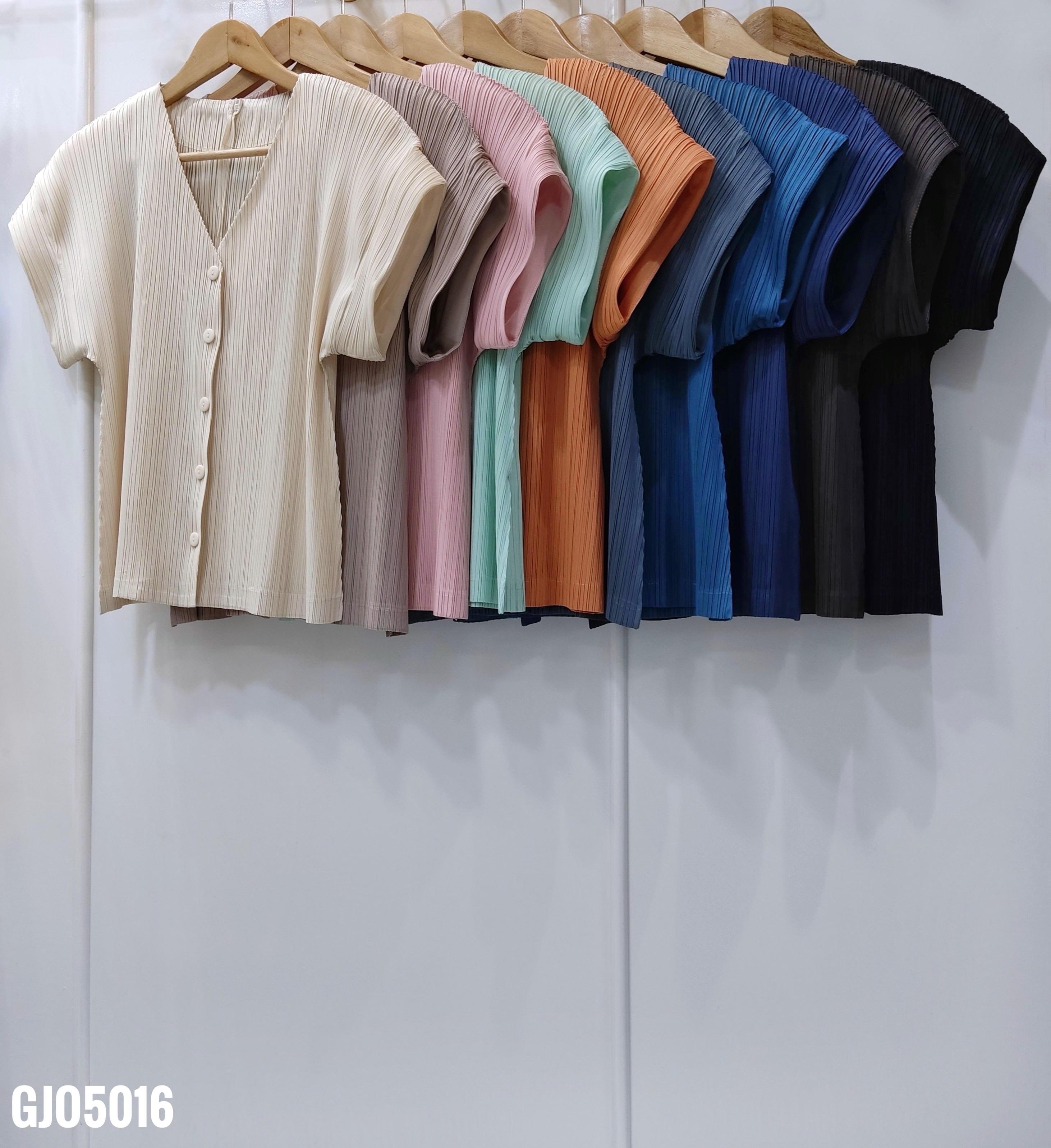 ปรับราคาลง20%!! 2MUAY รุ่น GJO5016 เสื้ออัดพลีทคุณภาพ SHORT SLEEVE V NECK BUTTON FRONT PLEATED TOP 10 สี FREE SIZE