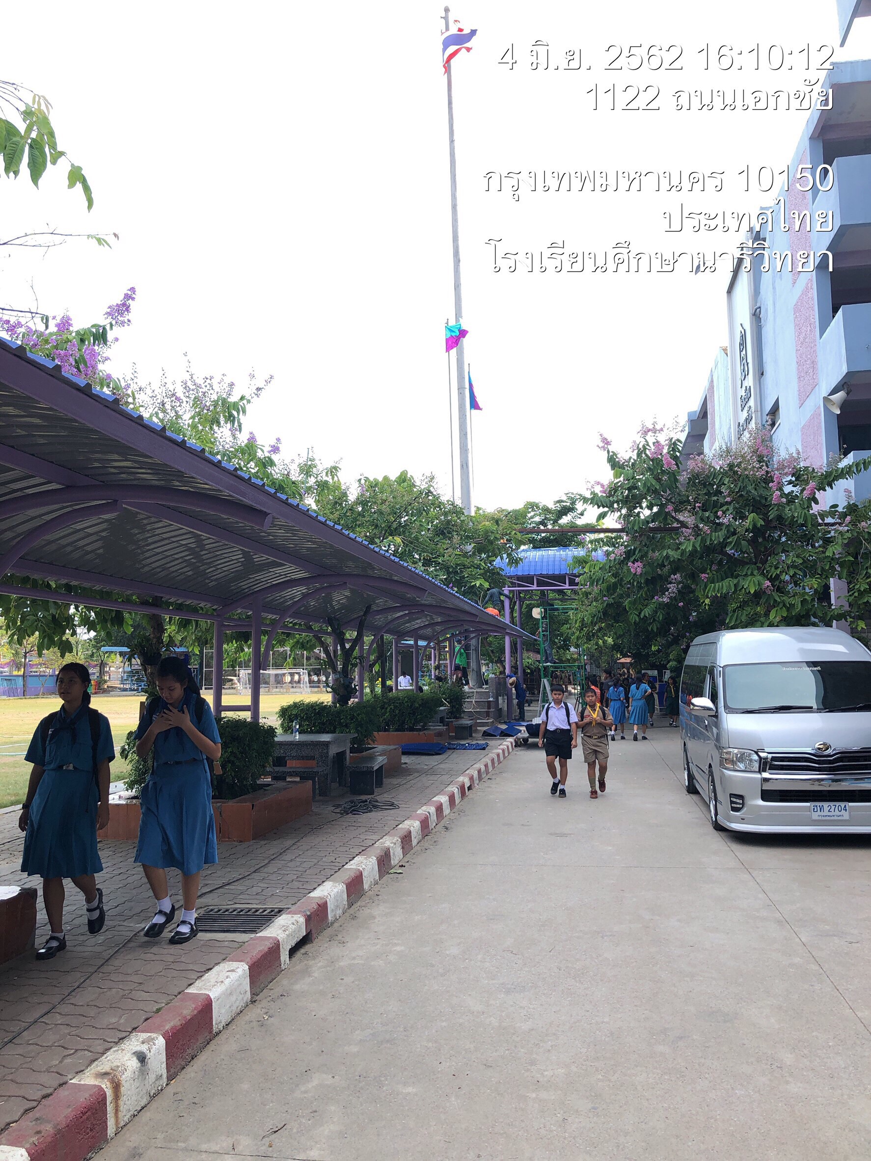 รร. ศึกษานารี ทำหลังคาทางเชื่อมอาคารเรียน