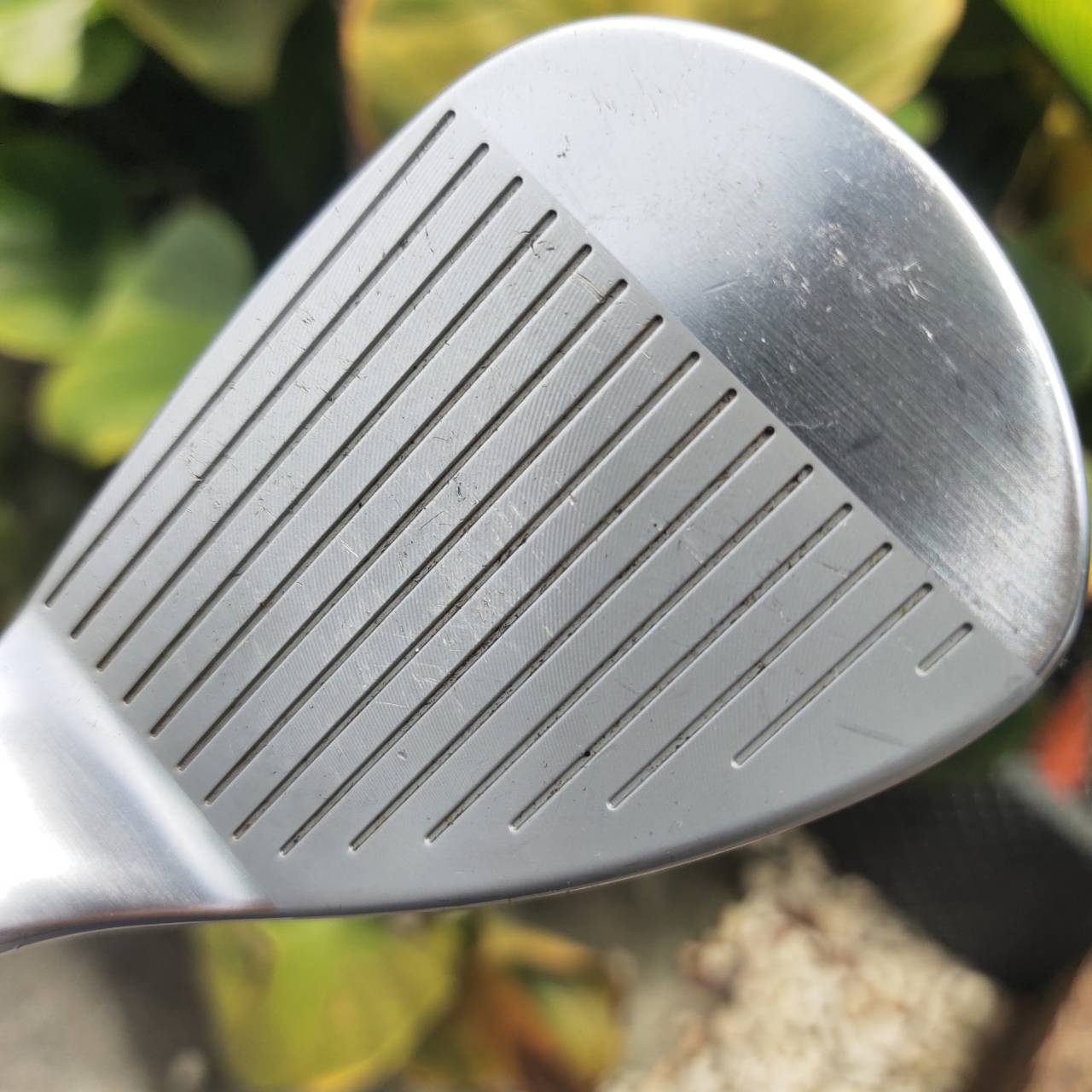 WEDGE TOURSTAGE X-WEDGE 56°/14° หน้าเหล็กมิลลิ่ง (Milled Face) และโซลแบบ Dual Grind
