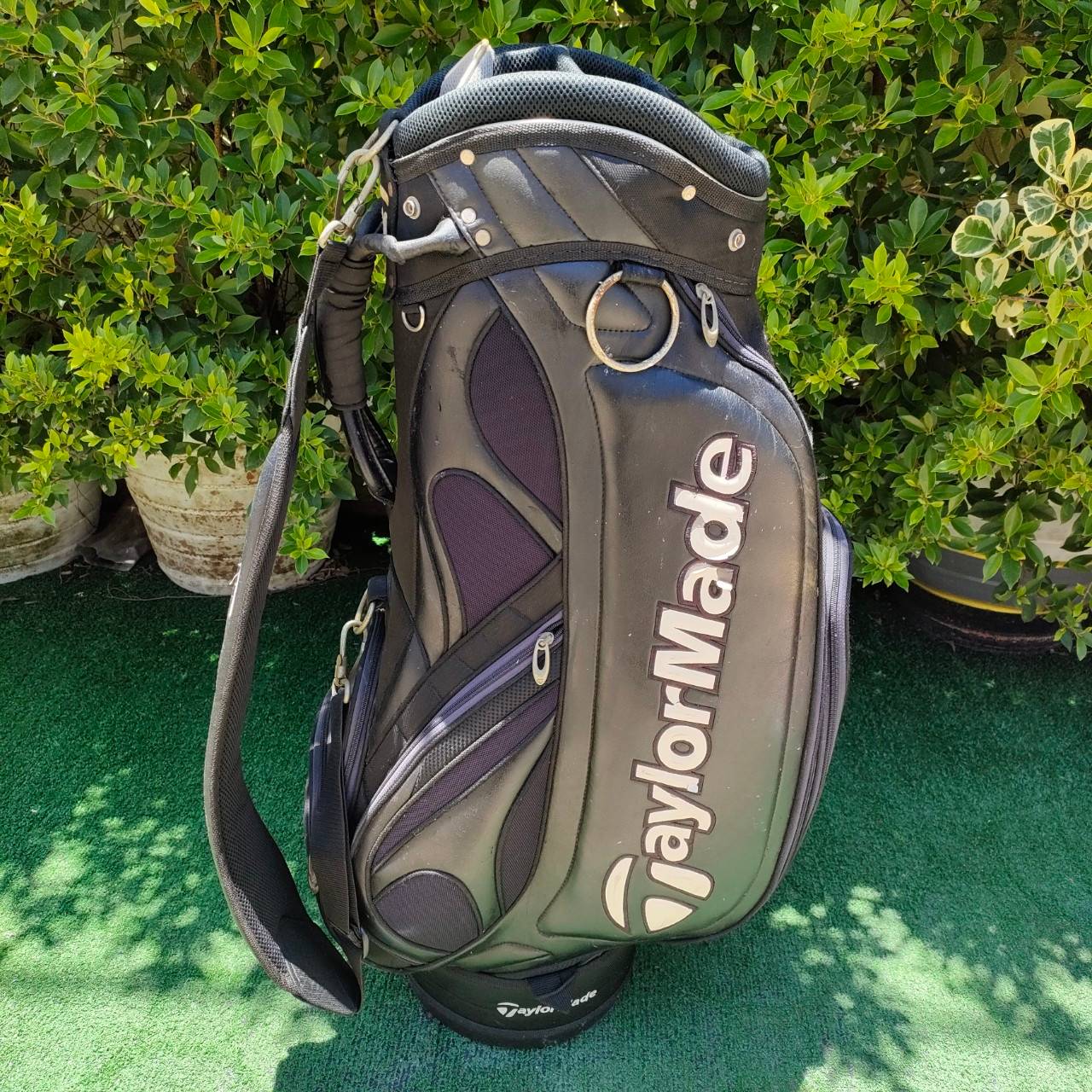 ถุงกอล์ฟ TAYLORMADE มือสอง * ปากถุงมีผ้าขาดนิดหน่อยตามรูปนะคะ ถุง TOUR ใบใหญ่ 9 นิ้ว สภาพโดยรวมสวยสมบูรณ์ ไม้กอล์ฟมือสอง ของแท้ BY NakaraLuxurious