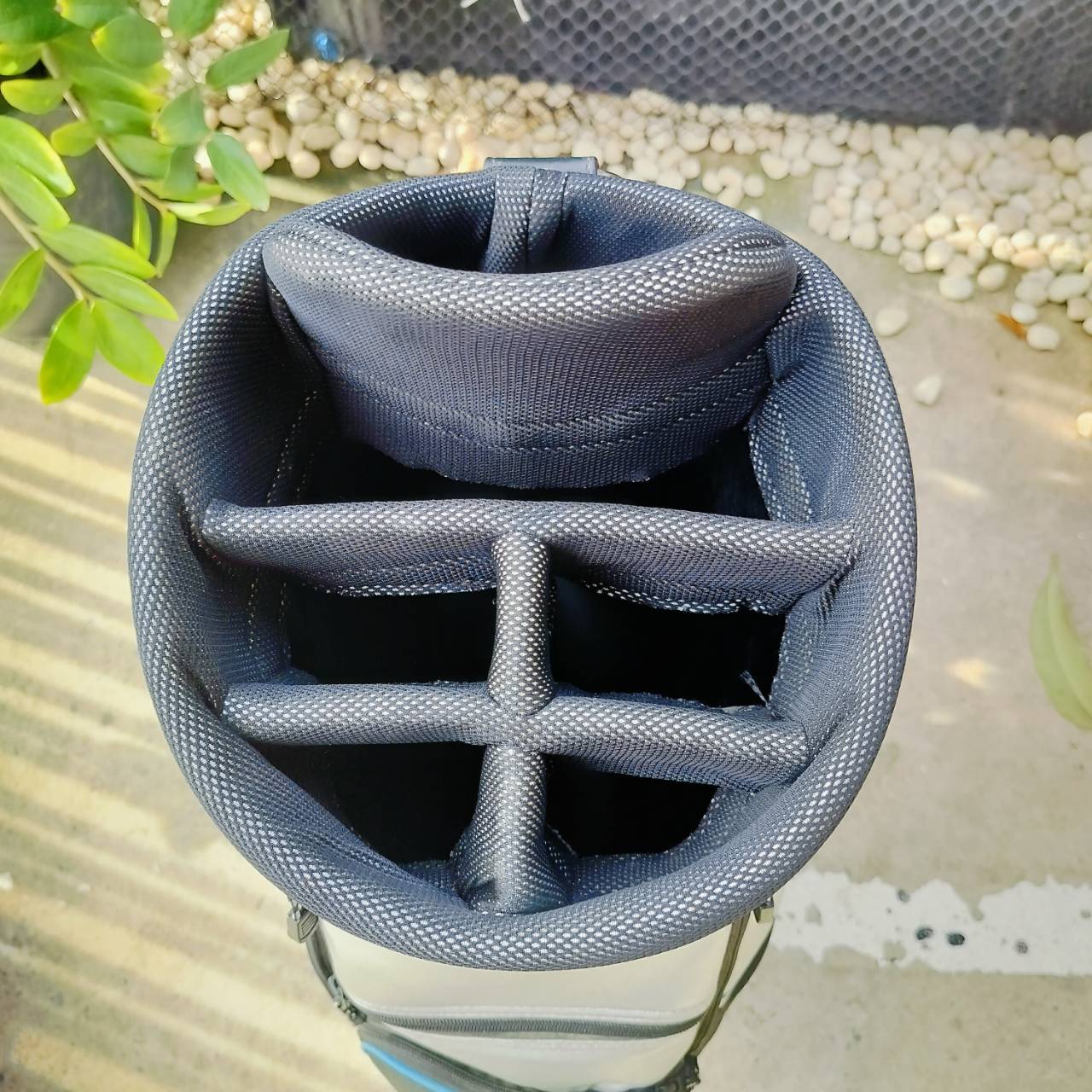 IZZO GOLF BAG มือสอง ของแท้ สภาพสมบูรณ์เดิมๆ ถุงใช้ดีมากๆ ซิปและช่องทั้งหมดใช้ได้ดีมาก ถุงกอล์ฟพรีเมี่ยมมือสอง ของแท้ By NakaraLuxuriious