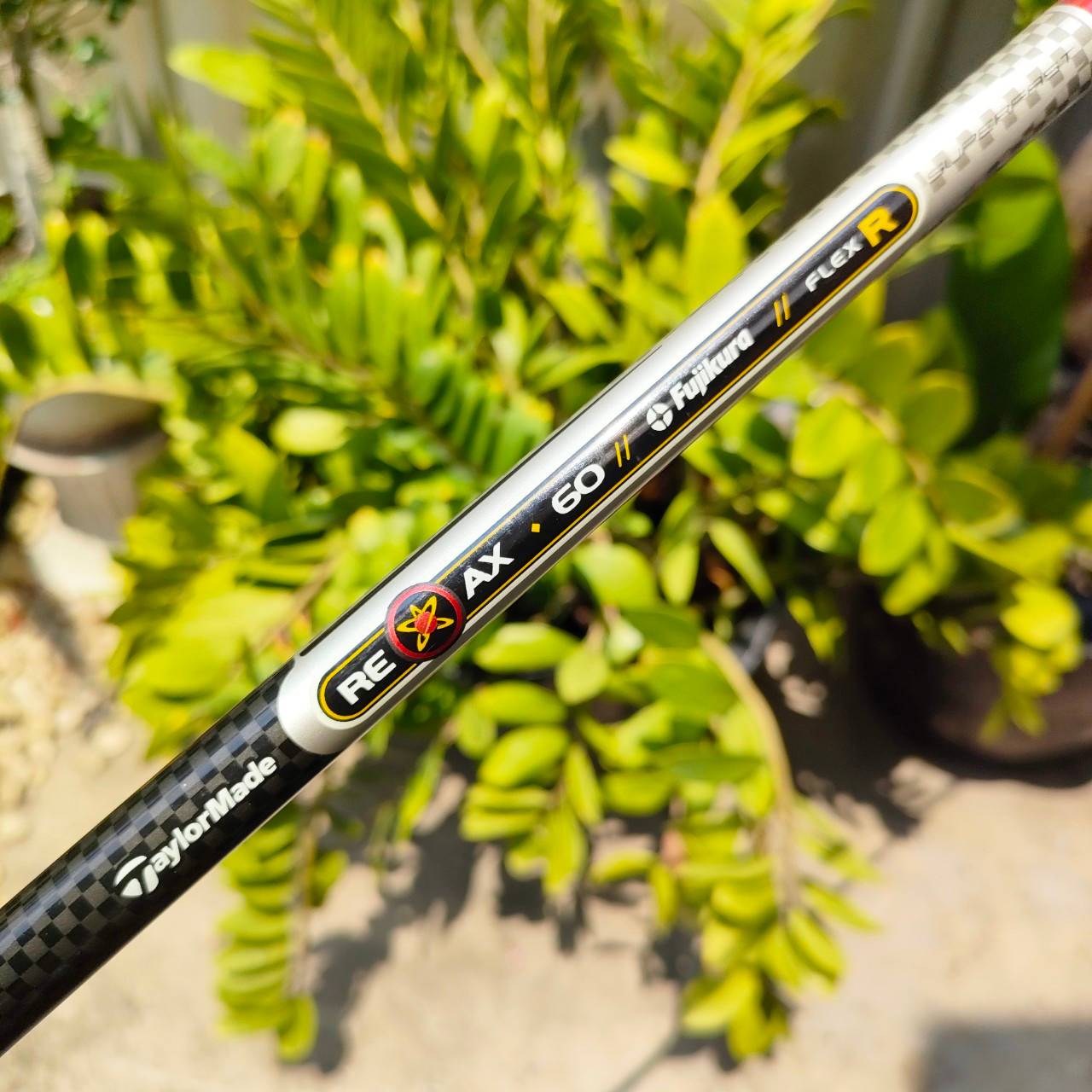 FW5 TAYLORMADE TOUR BURNER ก้าน FUJIKURA RE*AX FLEX R ออกแบบด้านหลังให้ยื่นเป็นสามเหลี่ยม ทำให้ดึงจุด CG ให้ลึกและลงต่ำ ทำให้ลูกลอยง่ายมากๆ ตีไกล ไม้กอล์ฟพรีเมี่ยมมือสอง ของแท้ By NakaraLuxurious