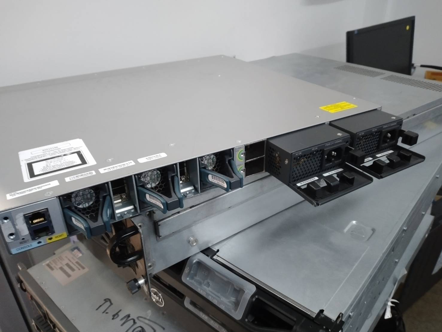 CISCO CATALYST 3850 - WS-C3850-48F-L - 48 Ports PoE+ - IOS 3.6 UNIV - NM-4-1G