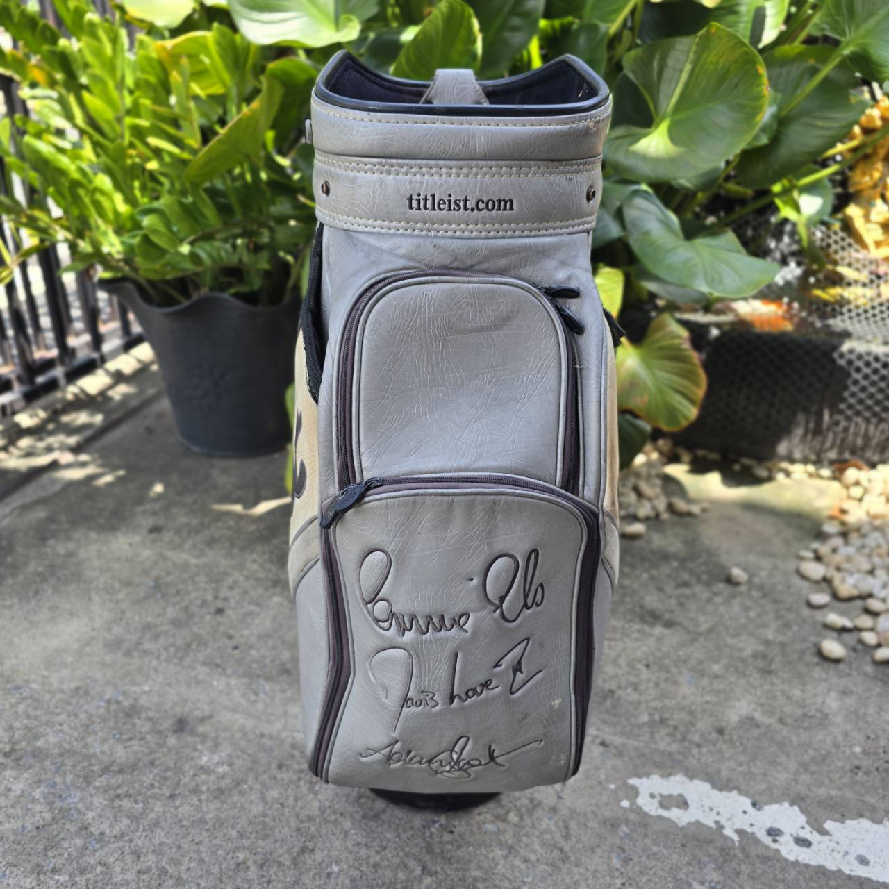 ถุงกอล์ฟ Titleist ของแท้ ** มือจับหลุด ** รุ่น TOUR ใบใหญ่จัดๆ ปากถุง 11 นิ้ว มีลายเซ็นต์โปร Titleist ถุงแบบที่ใช้ใน TOUR เลยค่ะ