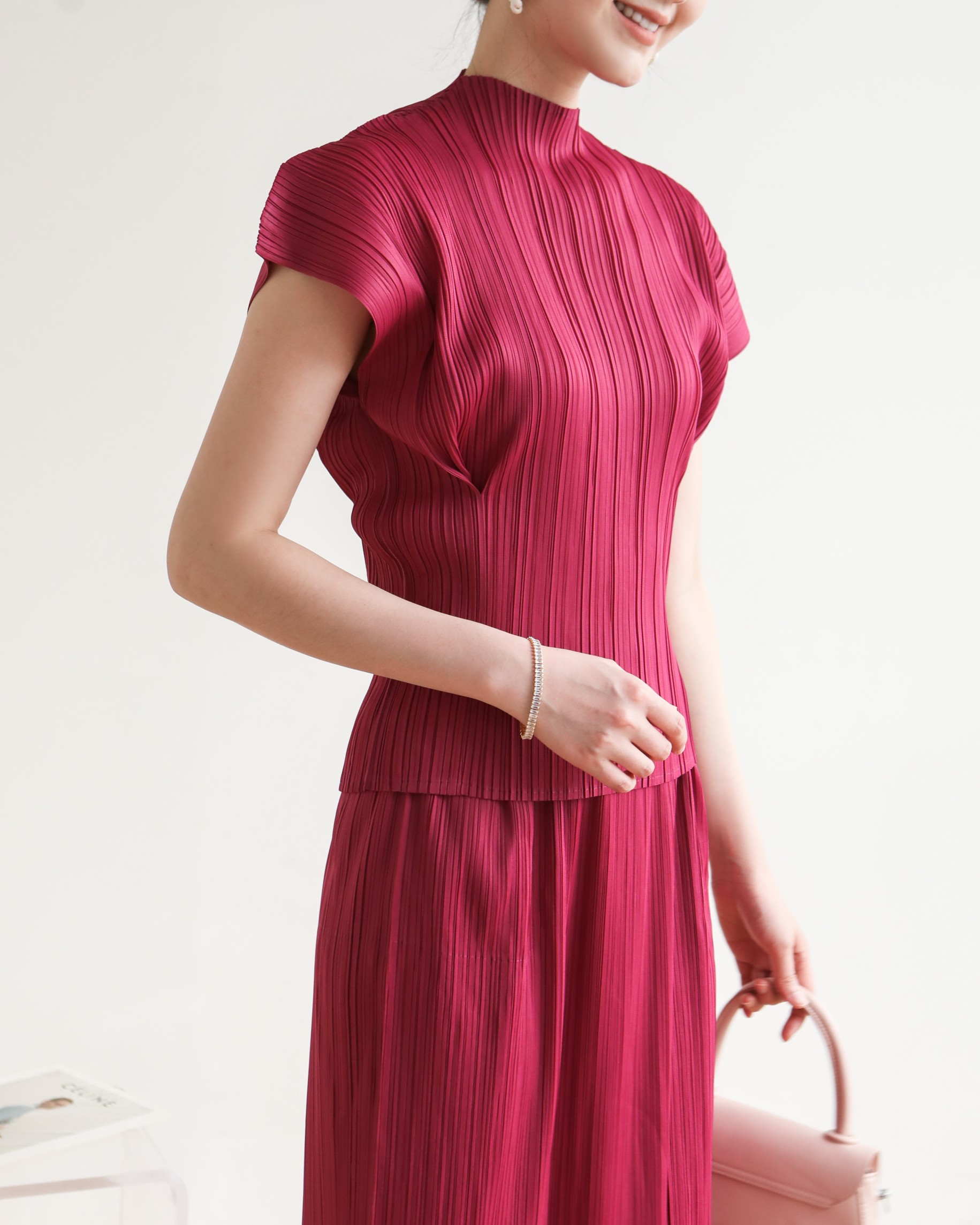 ปรับราคาลง20%!! 2MUAY รุ่น GJO1307 เสื้อพลีทคุณภาพ SHORT SLEEVE HIGH NECK PLEATED TOP สีแดงอมส้ม FREE SIZE