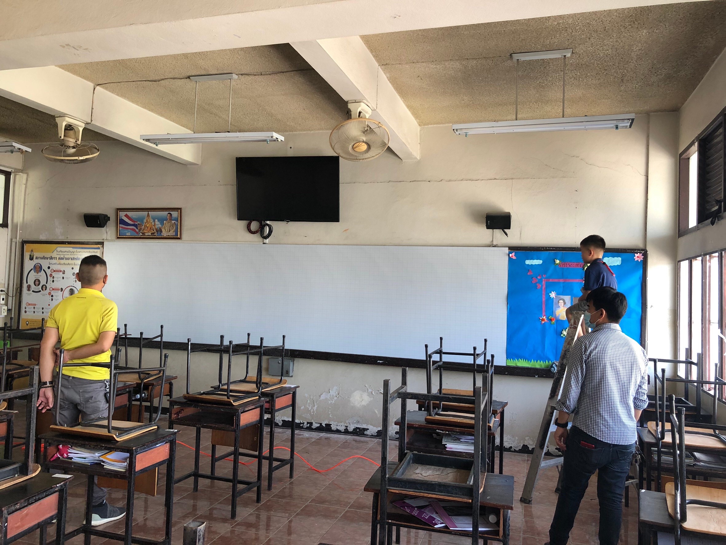 รร.สายปัญญา ปูกระเบื้องพื้น&ติดตั้งกระดานถนอมสายตา