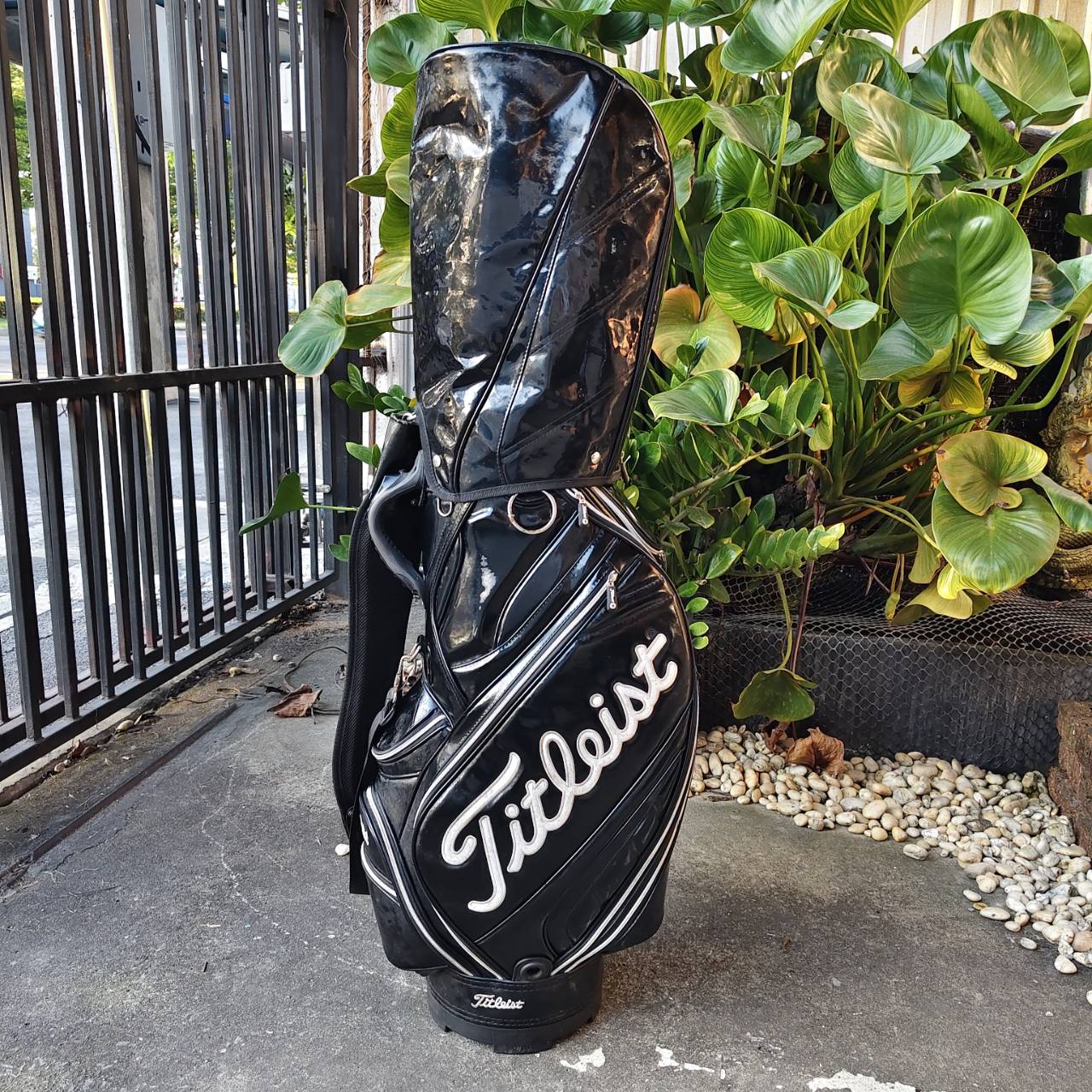 ถุงกอล์ฟ Titleist มือสอง ถุงหนังแก้ว วัสดุแข็งแรง ถุง TOUR ใบใหญ่ ใส่ของได้จุกๆ ตำหนิต่างๆตามในรูป