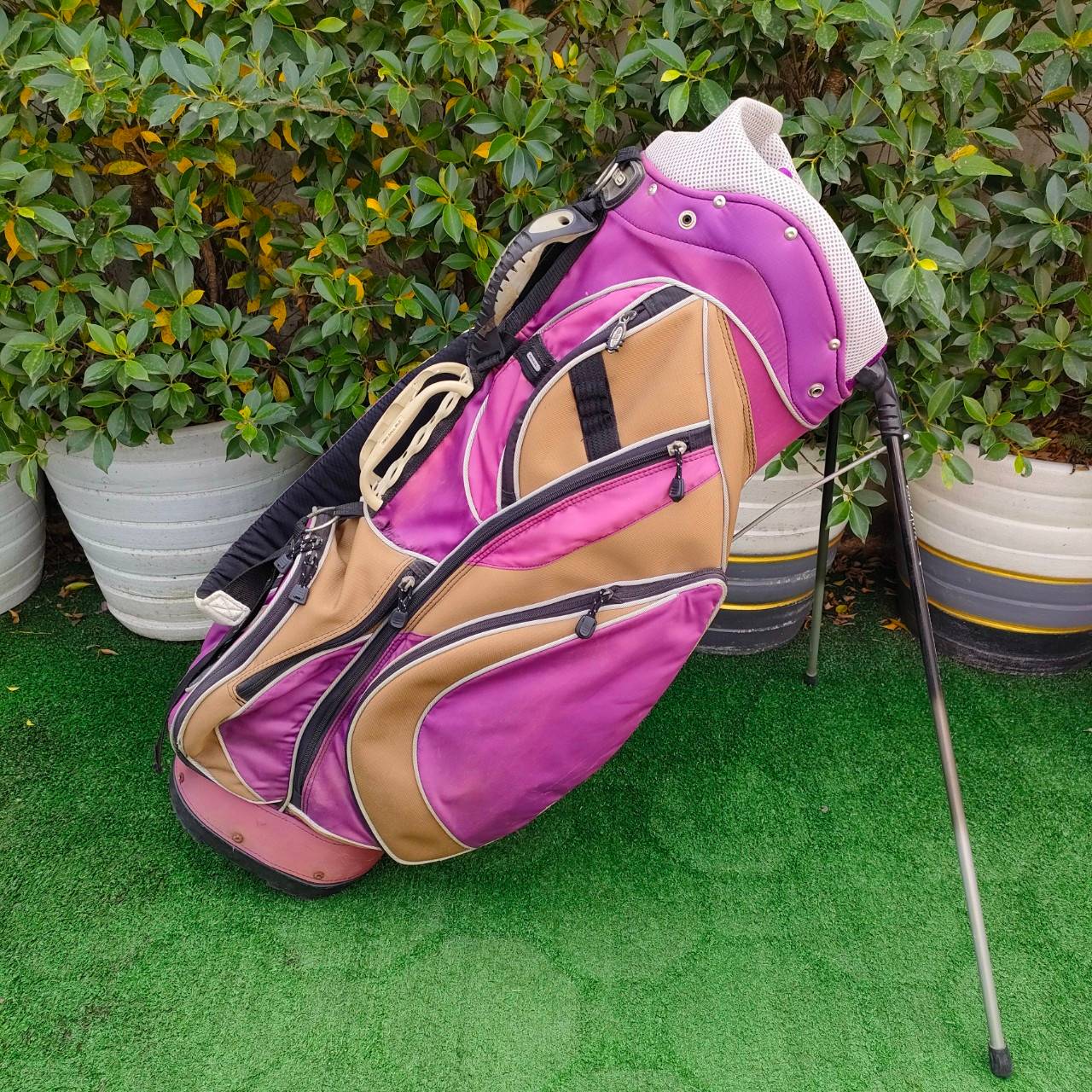 ถุงกอล์ฟ OGIO ขาตั้งมือสอง ** ถุงกอล์ฟมีตำหนิ ผ้าขาด มีรูปอยุ่สุดท้าย ** ใช้งานได้ปกติ สามารถเย็บได้