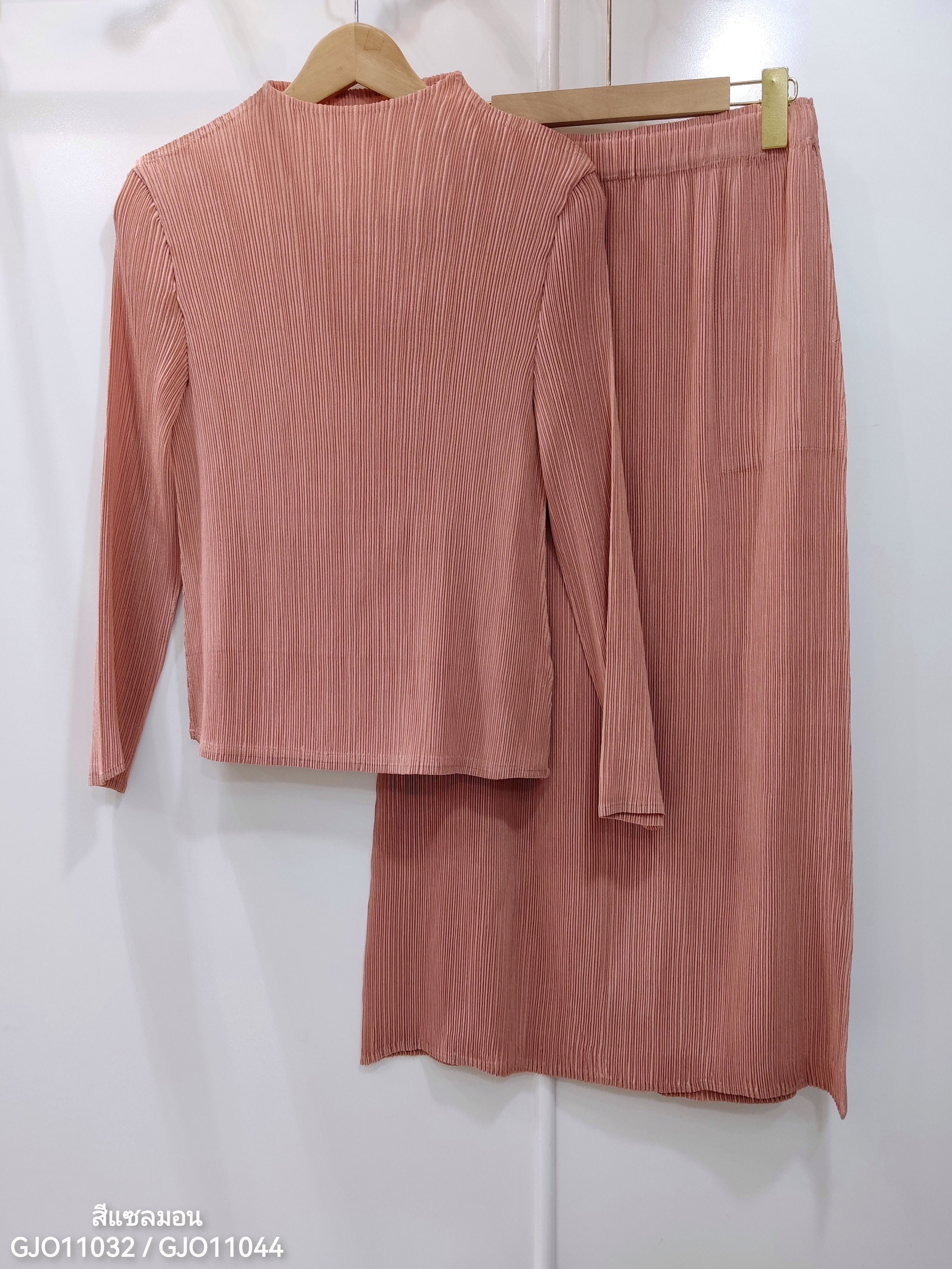 ปรับราคาลง20%!! 2MUAY รุ่น GJO11032/ GJO11044 เซ็ตพลีทผ้าแมตต์ HIGHNECK LONGSLEEVE TOP WITH PENCIL SKIRT PLEATED SET 10 สี FREE SIZE