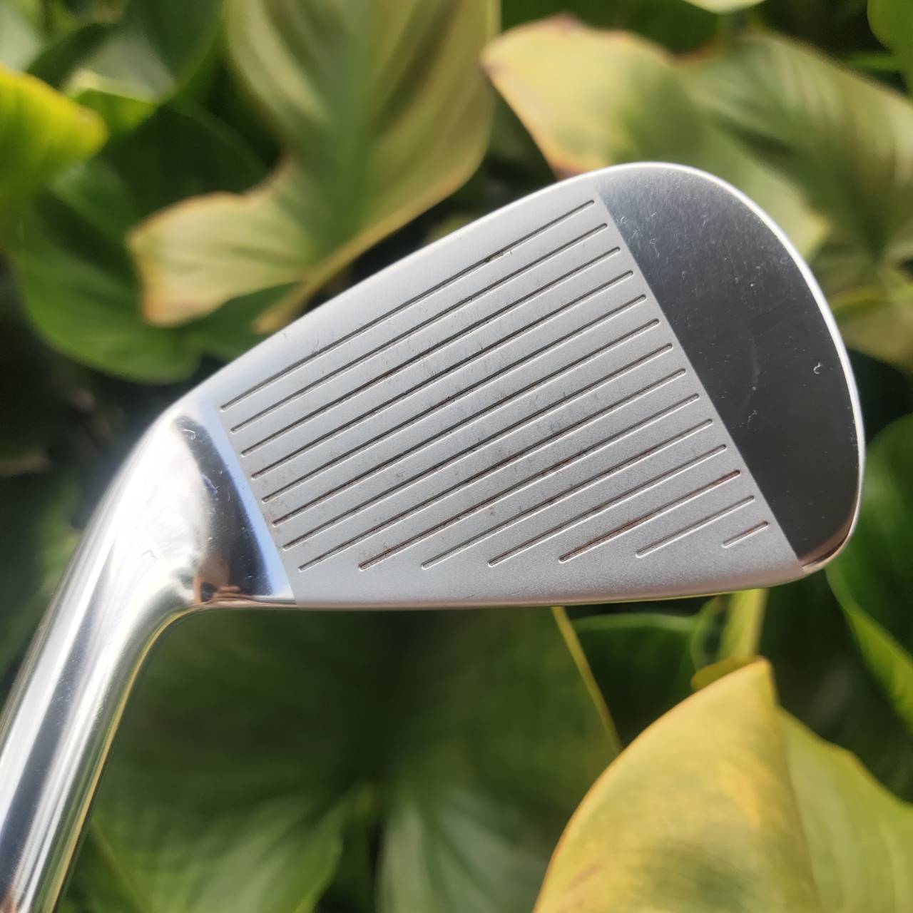 เหล็ก 6 Taylormade R9 มีการออกแบบช่องควบคุมความเร็วและระบบดูดซับแรงสั่นสะเทือน