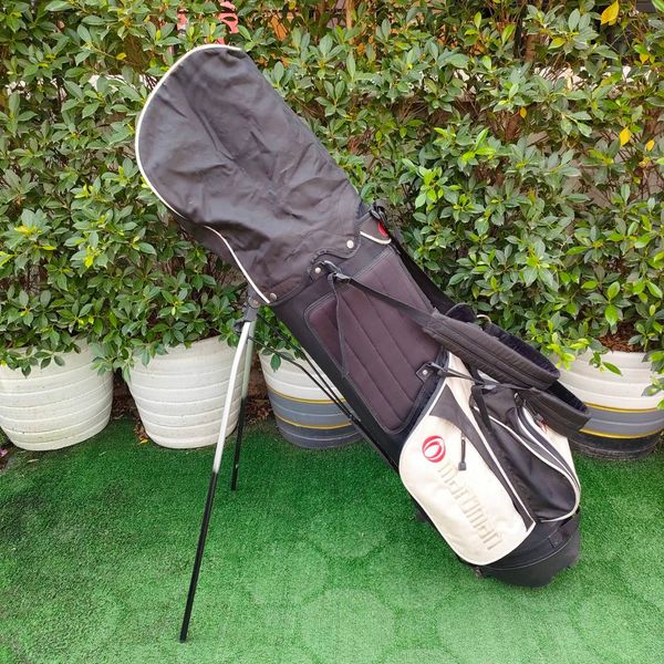 ถุงกอล์ฟ MARUMAN ขาตั้งมือสอง ** มีตำหนิ ที่ หูจับขาด มีรูปให้ชมท้ายสุดค่ะ ** ถุงสวยใช้ดี มีสายสะพาย ขาตั้งแข็งแรง