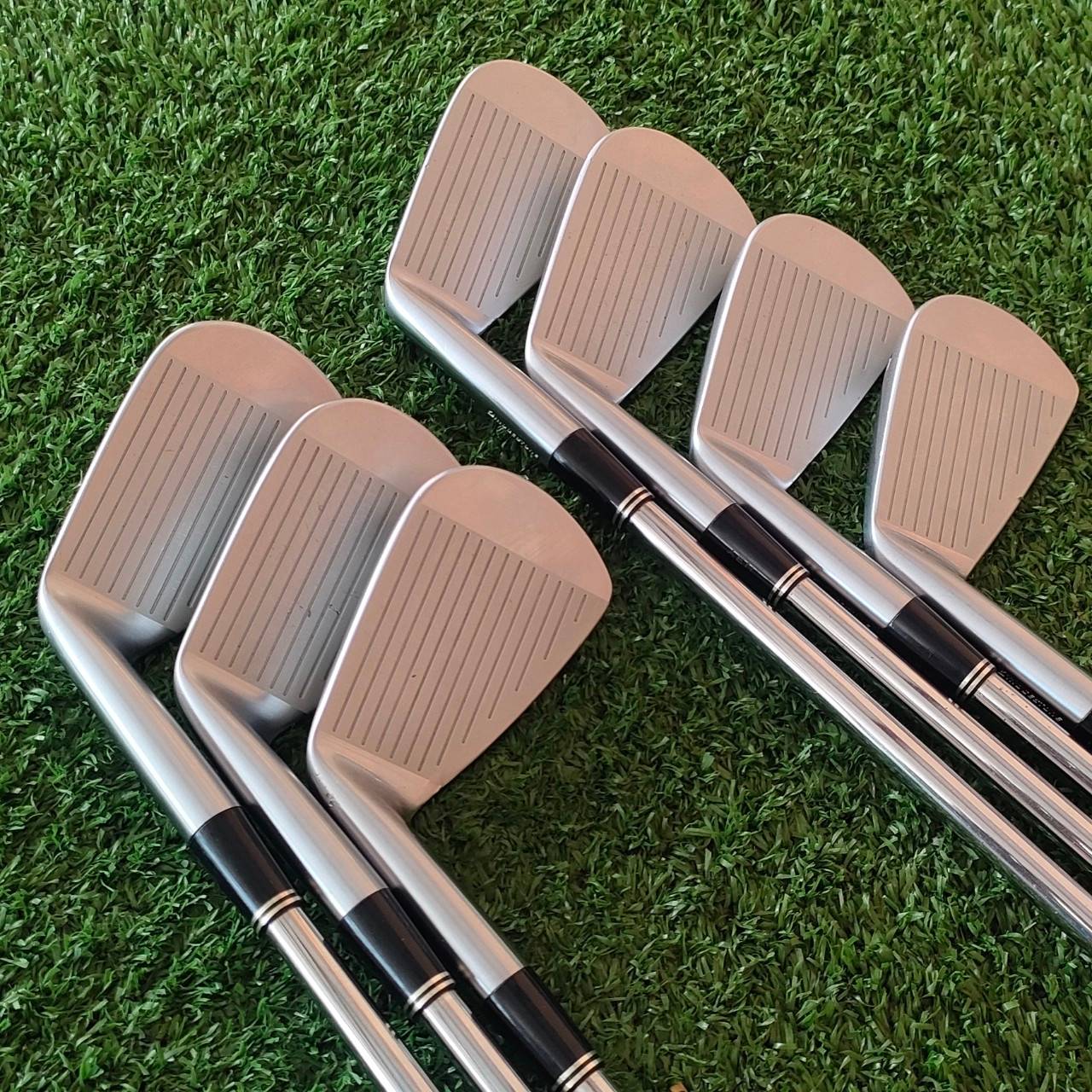 ชุดเหล็ก TOURSTAGE X-BLADE 905 มีเหล็ก 4 - 9 เเละ PW ก้าน DYNAMIC GOLD S200 เหล็ก FORGED พรีเมี่ยมญี่ปุ่นแท้ valuable . muscle!!! เหล็กทรงพลัง ปรับแต่งช๊อตได้ดังใจ เสียงปะทะแบบ มันสะใจที่สุด สภาพสวยเดิม!!! ไม้กอล์ฟมือสอง ของแท้ BY NakaraLuxurious