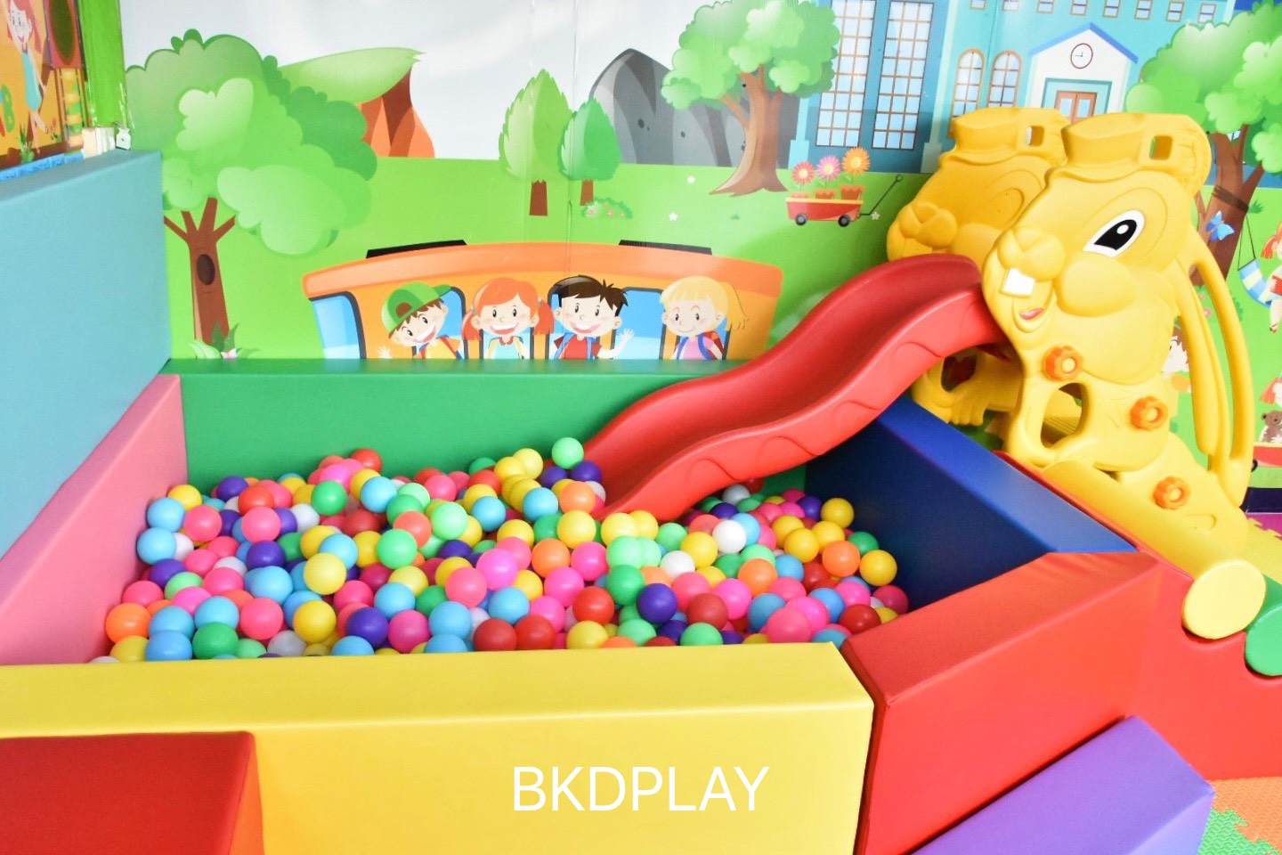 บ่อบอลห้าเหลี่ยมนุ่มนิ่ม พร้อมที่นั่งบุผนัง บ่อบอลรับแขก , รับทำห้องบอล รับบุผนัง ทำผนังกั้นบ้านบอล คอกกั้นเบาะนุ่ม, Softplay หนังนุ่ม คอกกั้นเด็ก ,เครื่องเล่นสนามในร่ม Kid Zone สำหรับโรงพยาบาล คลินิกโรงเรียน และศูนย์การค้าต่างๆ