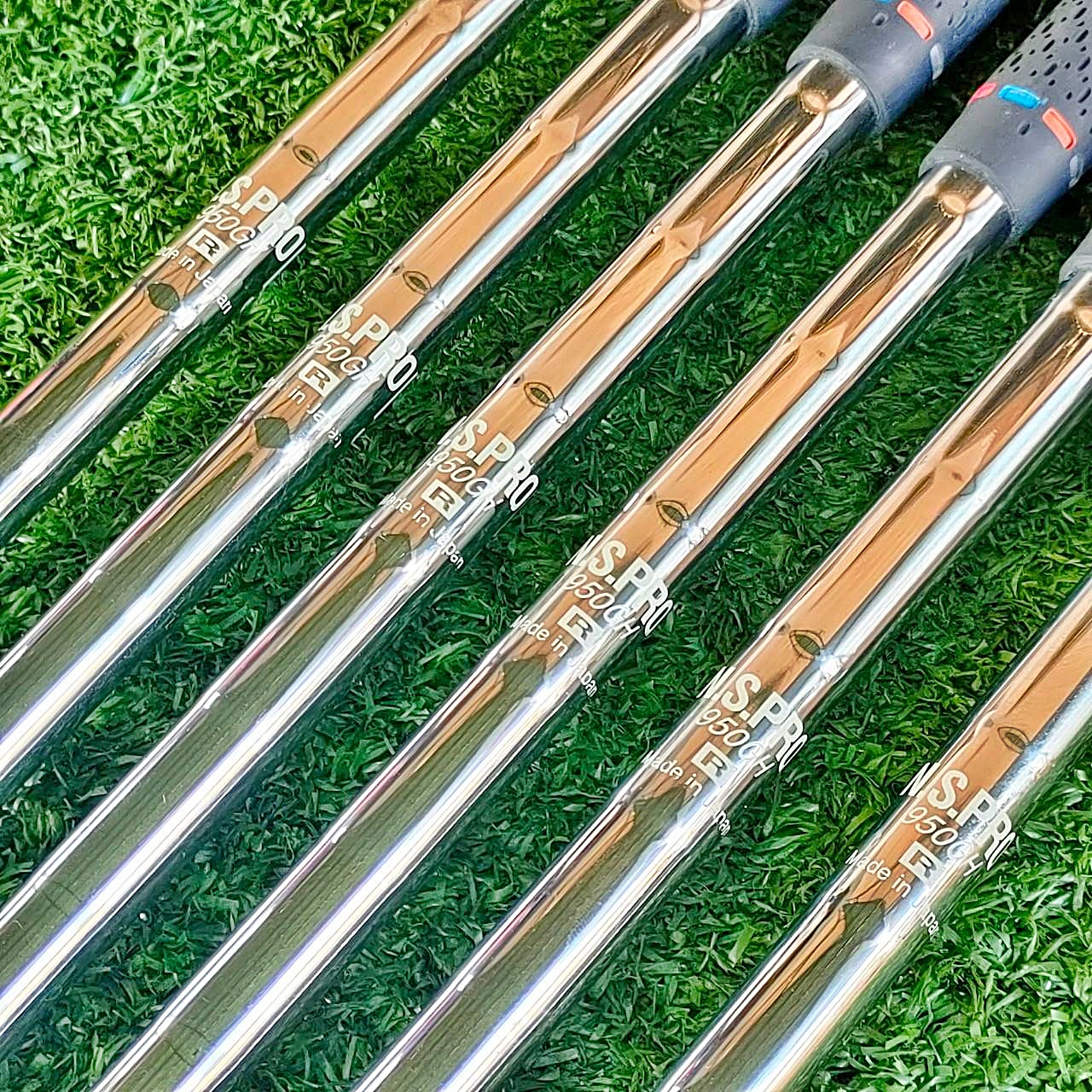 ชุดเหล็ก COBRA AMP CELL SILVER มีเหล็ก 5 - 9 เเละ PW ก้าน N.S.PRO 950GH FLEX R AMP CELL IRONS โฉบเฉี่ยวล้ำสมัย เป็นเหล็กที่ตีง่าย และตีไกลขั้นเทพ!!! ไม้กอล์ฟพรีเมี่ยมมือสอง ของแท้ By NakaraLuxurious