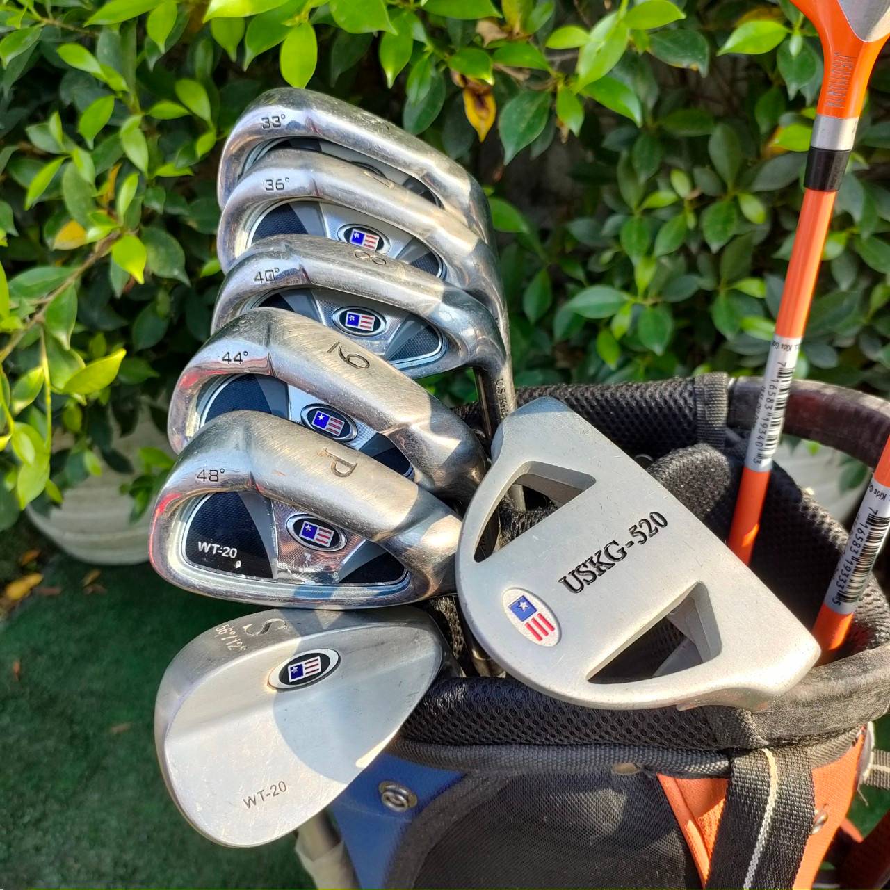 ** ไม้กอล์ฟสำหรับเด็ก ** FULLSET U.S KIDS GOLF ULTRALIGHT WT-20 51 ทั้งชุดประกอบด้วย หัวไม้ เเละ เเฟร์เวย์ ชุดเหล็ก 6,7,8,9, เเละ pw sw PUTTER USKG-520 พร้อมถุงกอล์ฟ US KIDS ไม้กอล์ฟเด็กอันดับ 1 ของโลก