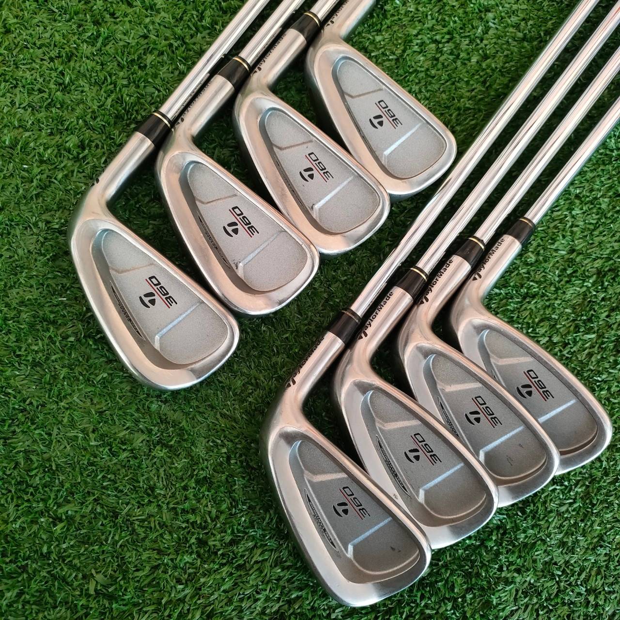 ชุดเหล็ก TAYLORMADE 360 มีเหล็ก 3-9 เเละ PW ก้าน TAYLORMADE S-90 เหล็กใบใหญ่สุดในซีรี่ครับ ตีง่ายและได้ระยะสุดๆ ยังผสม วัสดุ ทังเสตน วางได้บล๊านซ์มาก ตีลูกลอยง่าย ได้ระยะจัดๆเลยครับ ก้านเหล็กเบาเพียงแค่ 90 กรัมเท่านั้น เร่งระยะ ความสนุกได้แบบสุดๆ