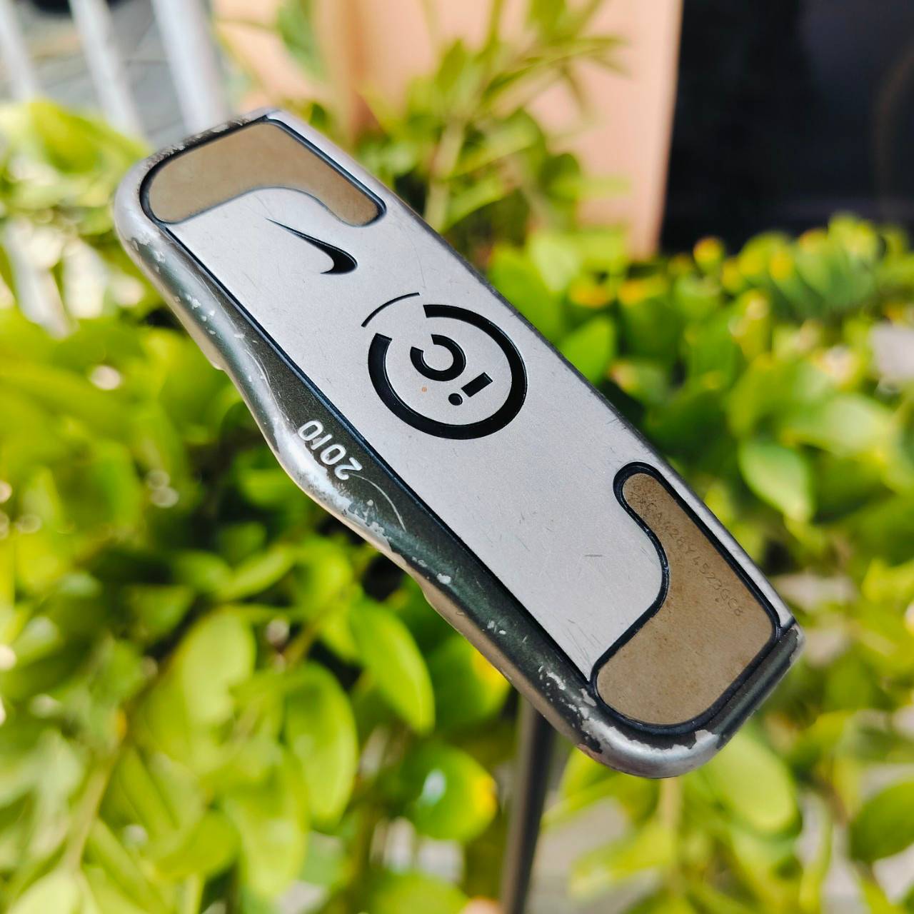 PUTTER NIKE IC2010 ยาว 34 นิ้ว บล๊านซ์มากๆ มีถ่วงทังสเตนสองข้าง หน้าสัมผัส MILLED เพื่อให้ลูกกอล์ฟ หมุนเร็วที่สุด เกาะไลน์ขั้นเทพ ไม้กอล์ฟพรีเมี่ยมมือสอง ของแท้ By NakaraLuxurious