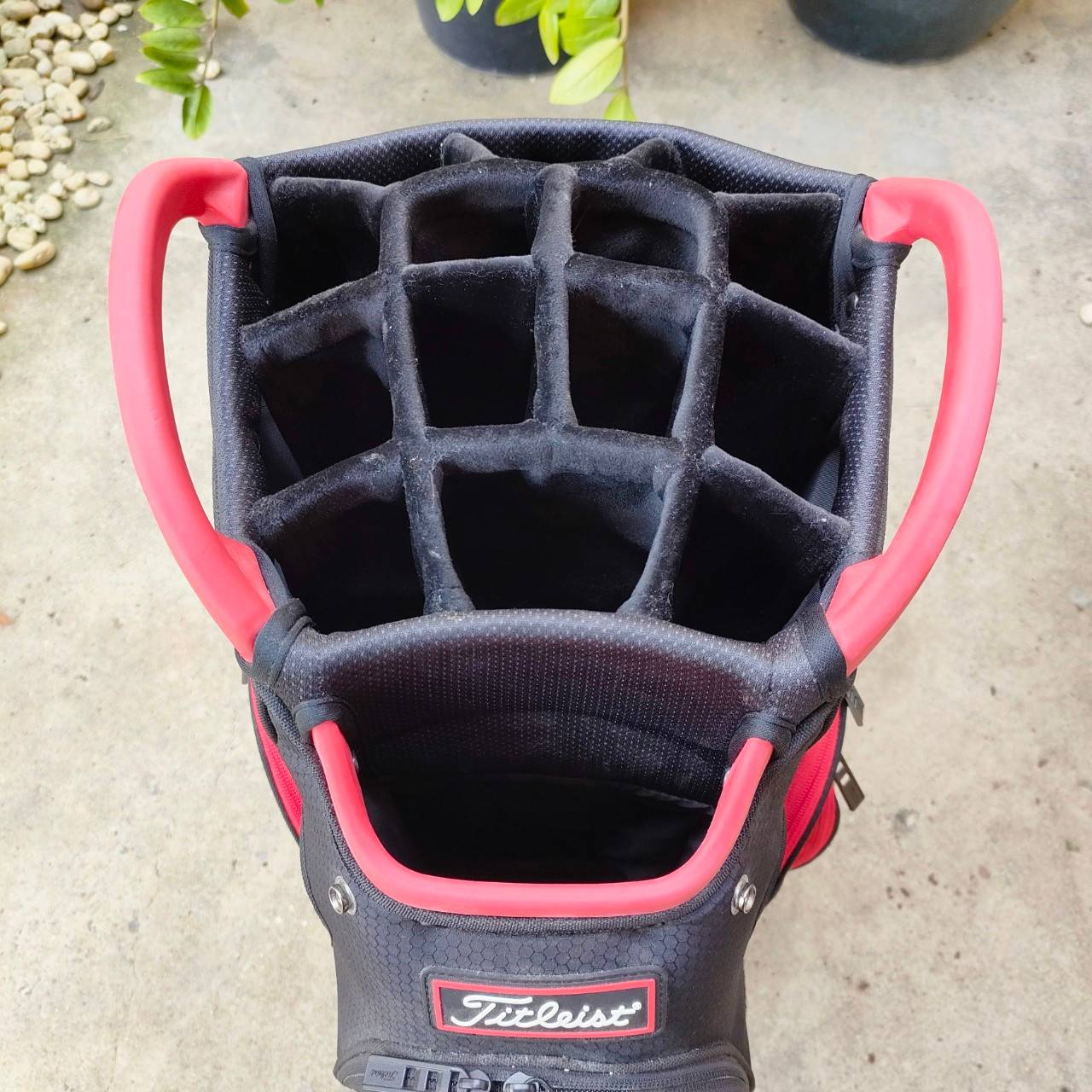 ถุงกอล์ฟ TITLELIST Cart 14 ช่อง มือสอง สภาพสวยนางฟ้า ของแท้ น่าใช้มากๆ ขนาดกำลังดี น้ำหนักเบา ช่องใส่ครบครันและบุกำมะหยี่ ออกแบบให้ใช้งานได้ดีมากๆ