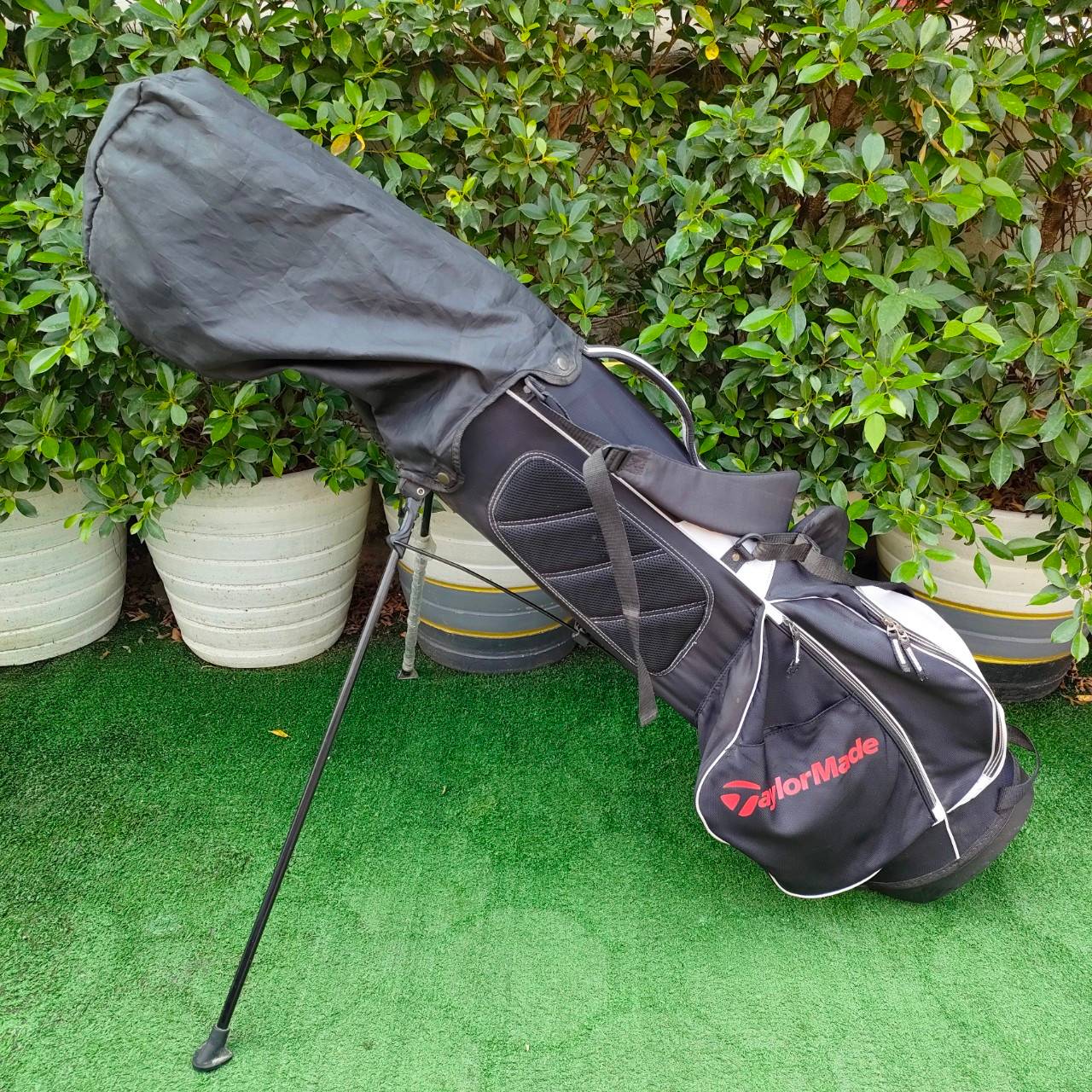 ถุงกอล์ฟ TAYLORMADE ขาตั้ง มือสอง สวยครับ มีสายสะพายหลังครบ