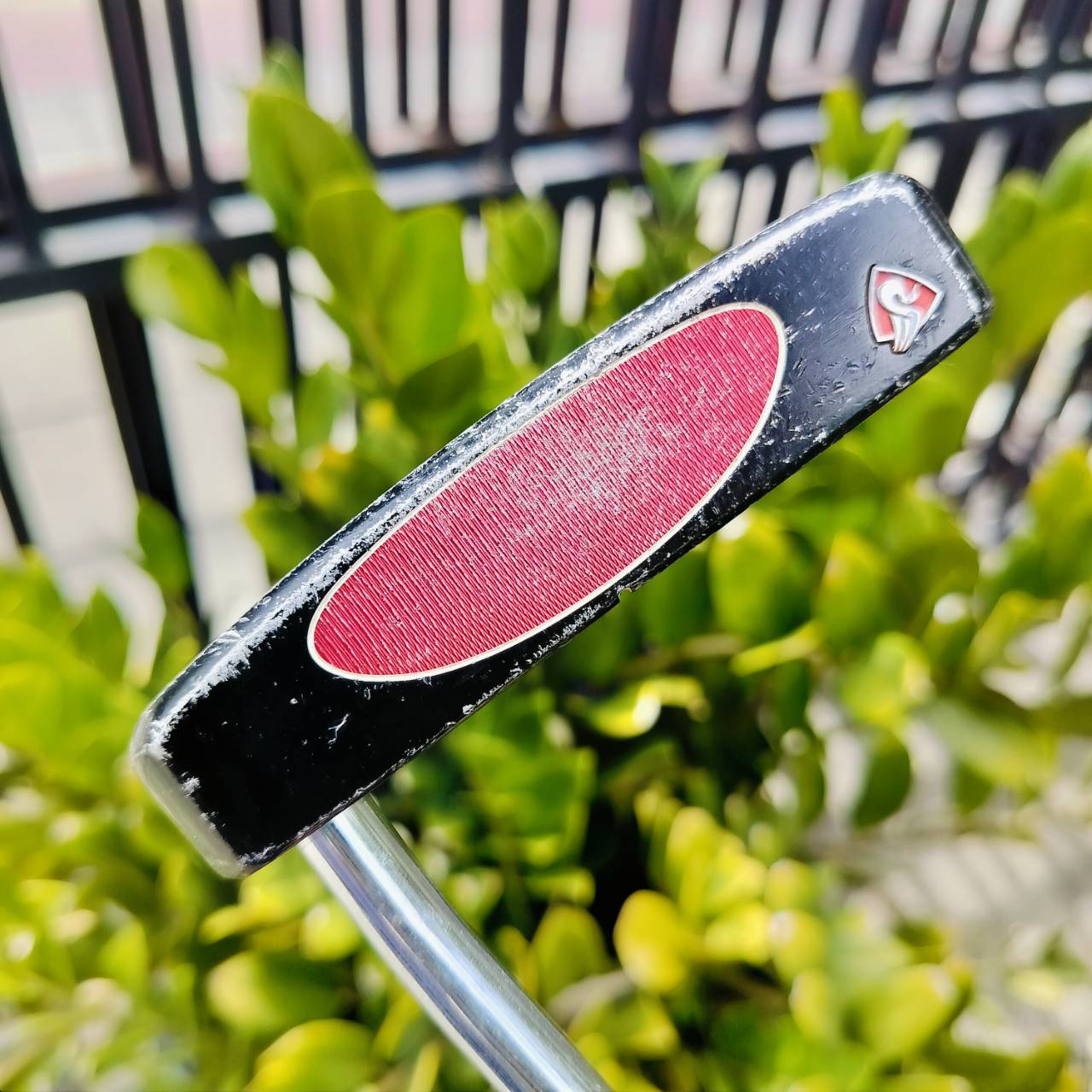PUTTER TAYLORMADE ROSSA ตัว MONZA ความยาว 34 นิ้ว รูปทรงสามเหลี่ยม ดึง CG ไว้ลึก ทำให้ออกสโตรคได้ตรงขึ้น ไม้กอล์ฟพรีเมี่ยมญี่ปุ่นมือสอง By NakaraLuxurious