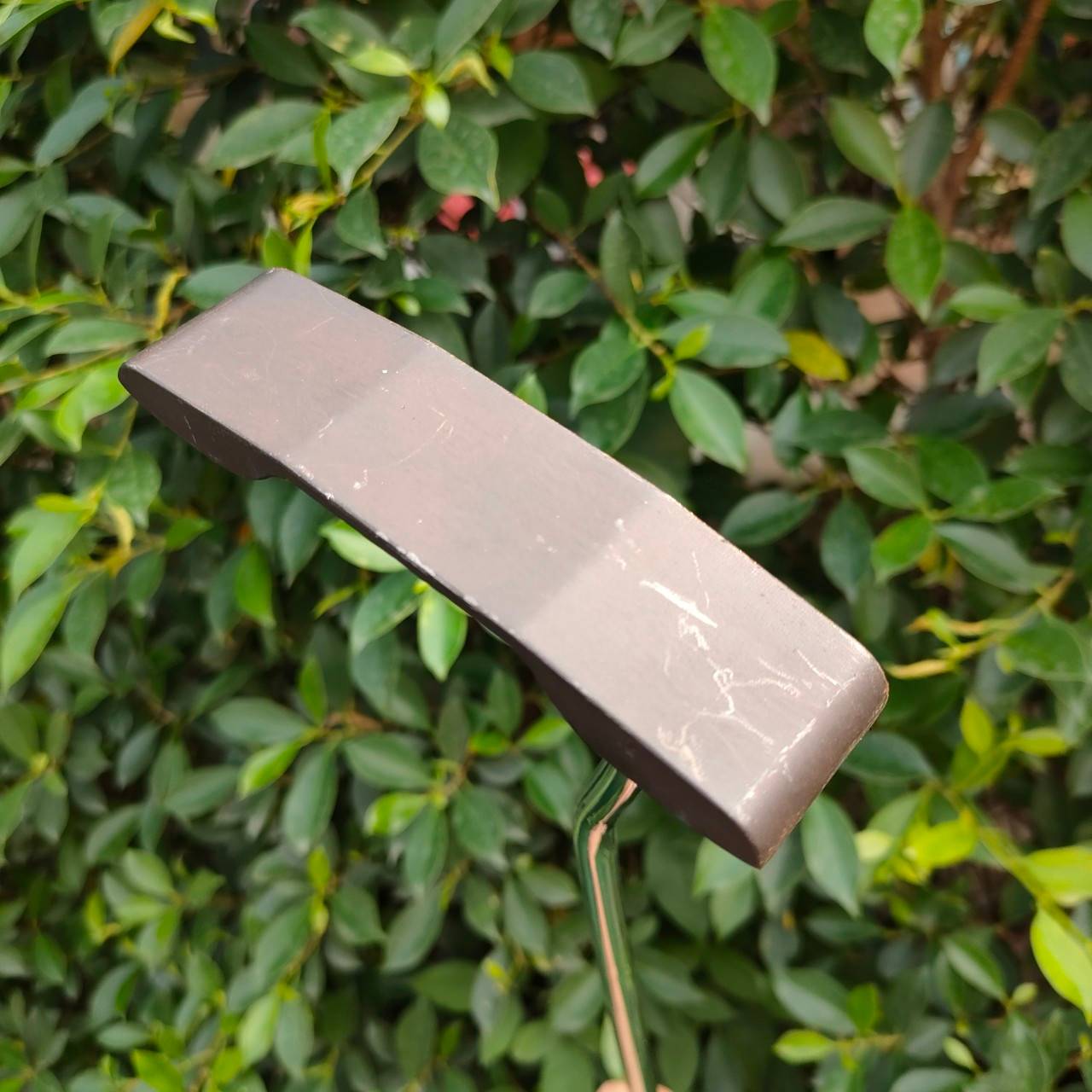 PUTTER หน้าสัมผัสทองเหลือง และมี MILLED เกาะไลน์สุดๆ ความยาว 33 นิ้ว น้ำหนักดีมาก ก้าน ORAYCOOK ลดการสั่นได้ดี ** GRIP SUPER STROKE เเบบใหญ่**