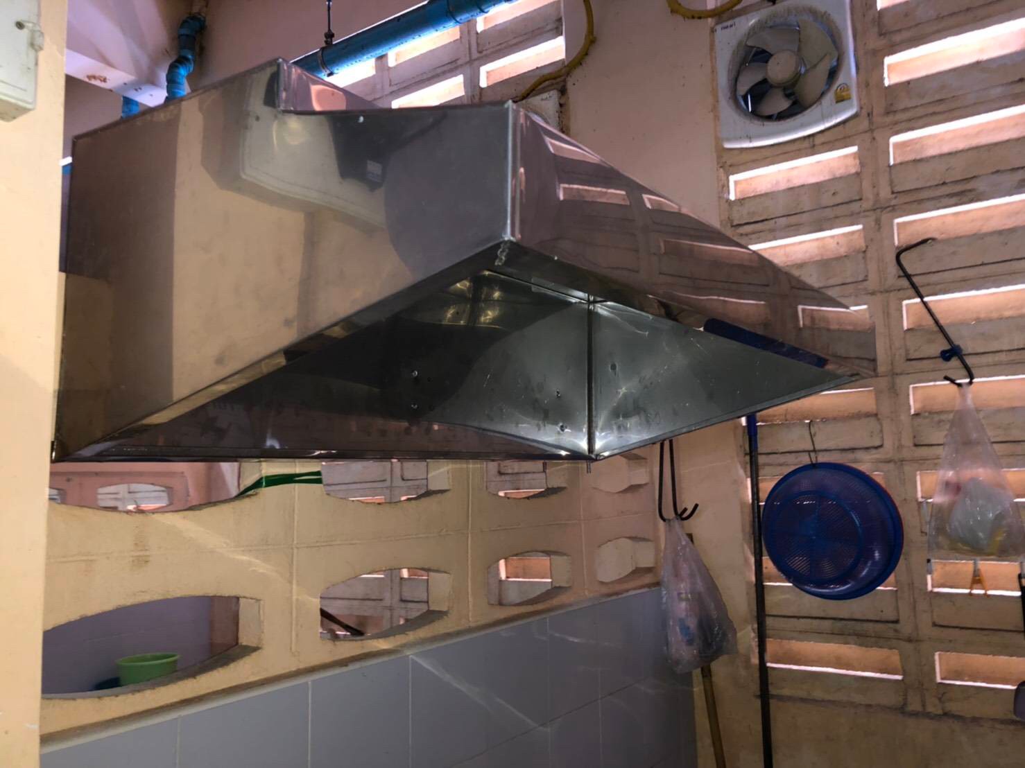 ปล่องดูดควันในโรงอาหาร รร.ฤทธิยะวรรณาลัย(ดอนเมือง)