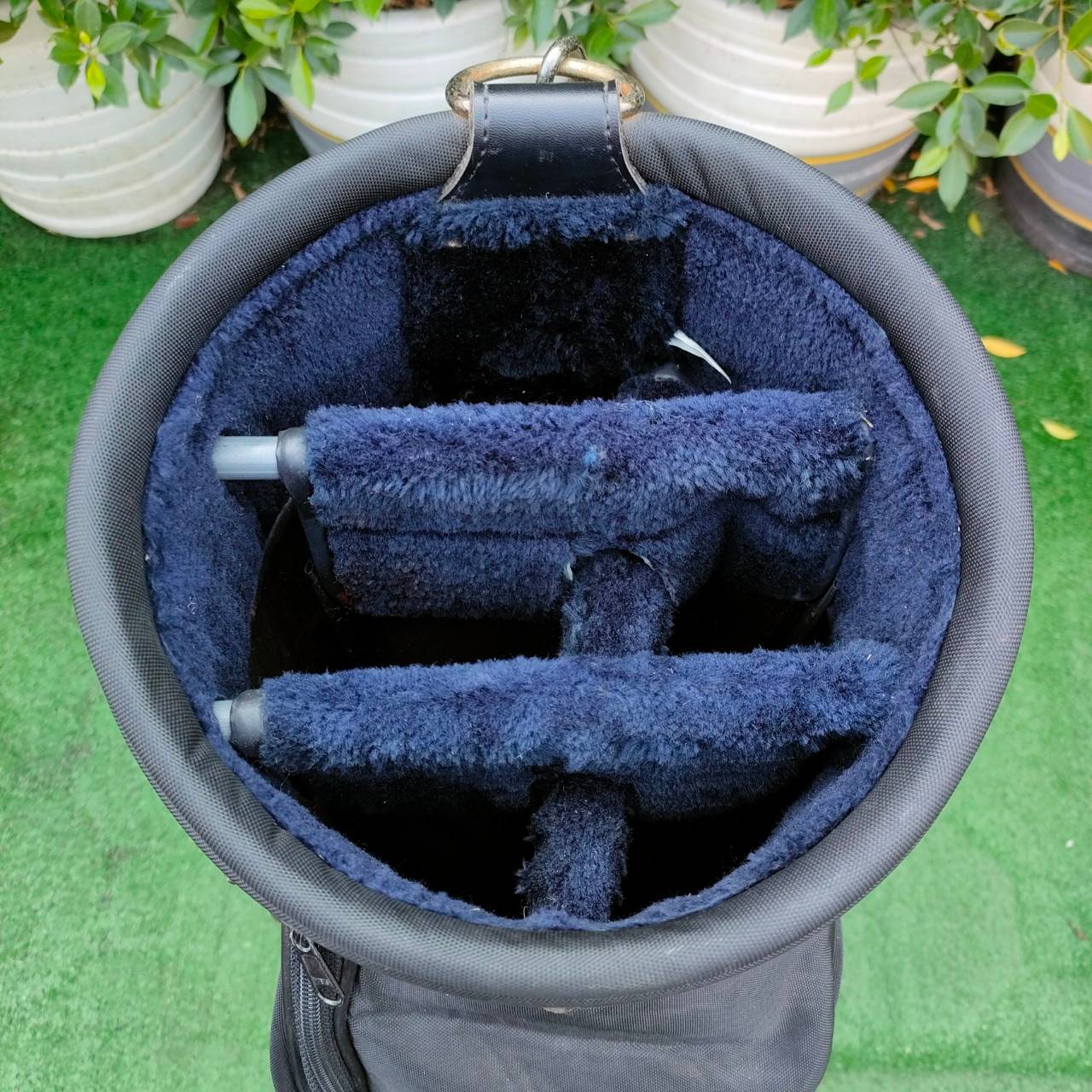 ถุงกอล์ฟ BRIDGESTONE มือสอง **ถุงกอล์ฟมีตำหนิ เเป๊กหลุด 1จุด มีรูปอยู่ที่รูปสุดท้ายค่ะ ** สภาพนอกนั้นใช้งานได้ปกติ ถุงสวยเลยค่ะ