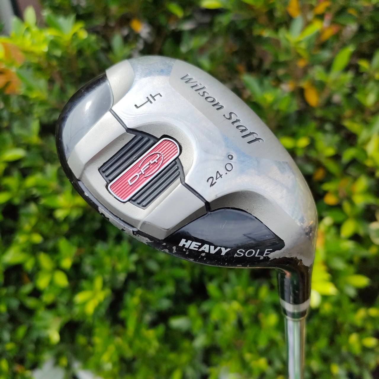 HYBRID 4 WILSON STAFF HEAVY SOLE ก้าน GRAPHITE FEEL HH HALF องศา 24 เป็นก้านสุดยอดเทคโนโลยี ครึ่งเหล็ก ครึ่งกราไฟต์ ทำให้ตีแม่นธงมากขึ้น ในระยะ 200 + - แม่นกรีน เหมือนตีเหล็กวางเลย แต่ตีง่ายกว่าเหล็กมากครับ